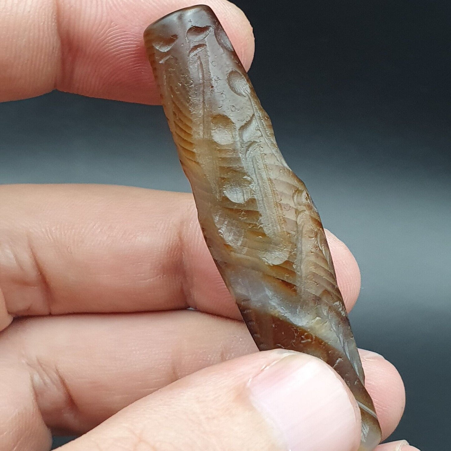 Seltene Tiere, antikes antikes indotibetisches Schnitz-Achatperlen-Amulett