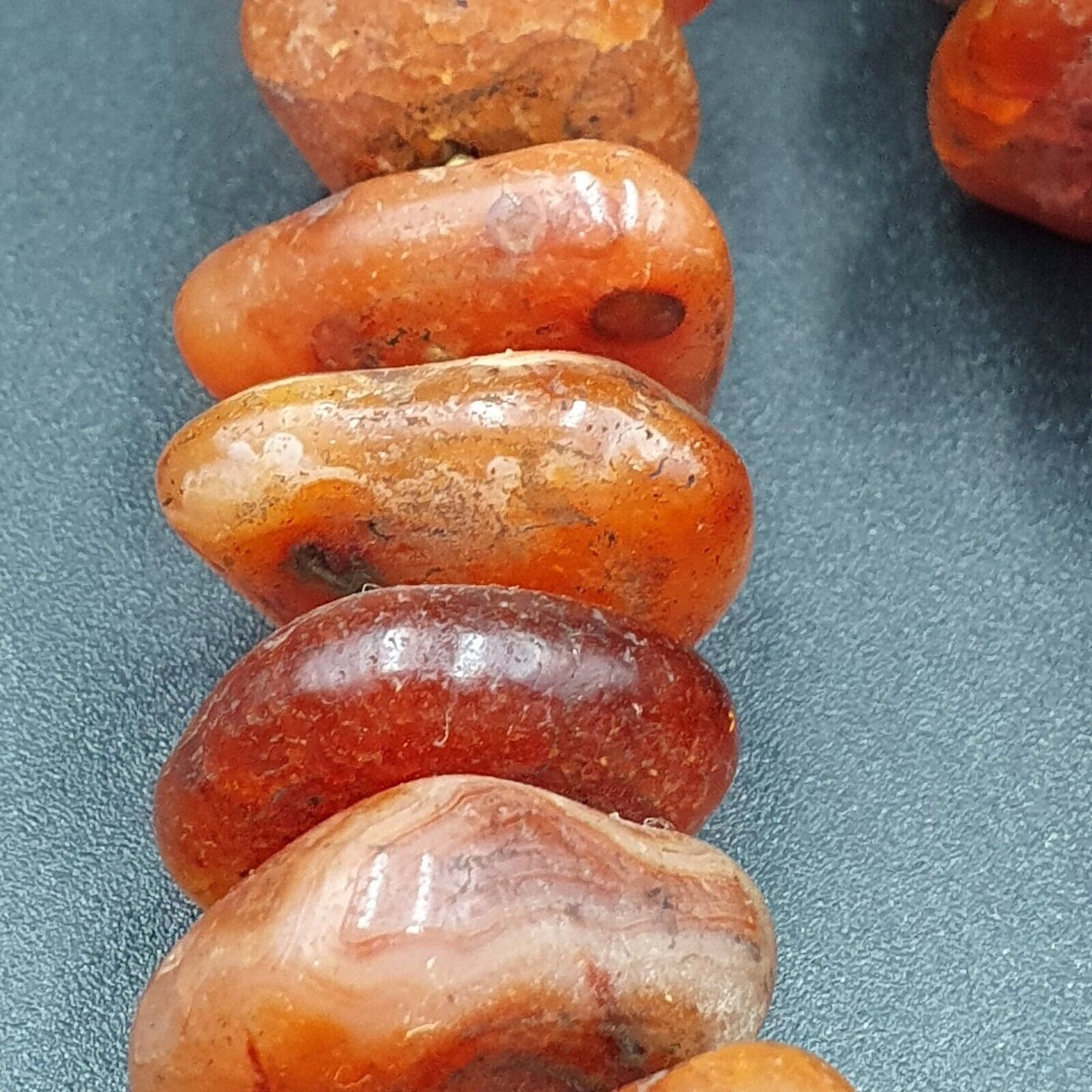 Alte antike indotibetische Karneol-Scheibenachat-Perlen, Rohform-Halskette, 227 Gramm