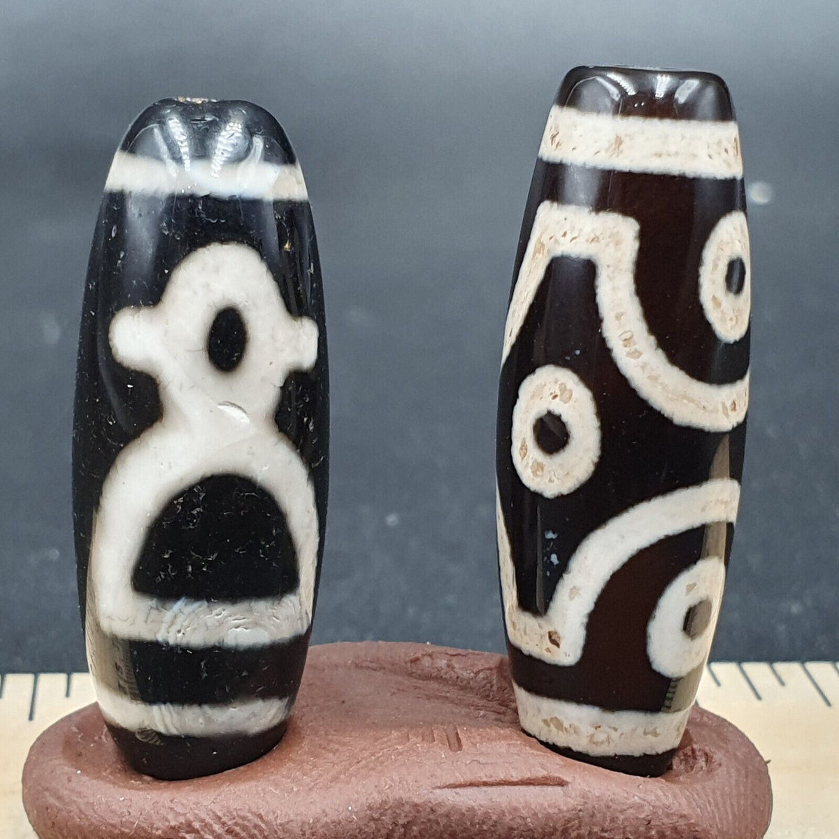 N#211 Himalayan Indo Tibetan rare Patterns Dzi Amulet Bead Lot 2 Beads