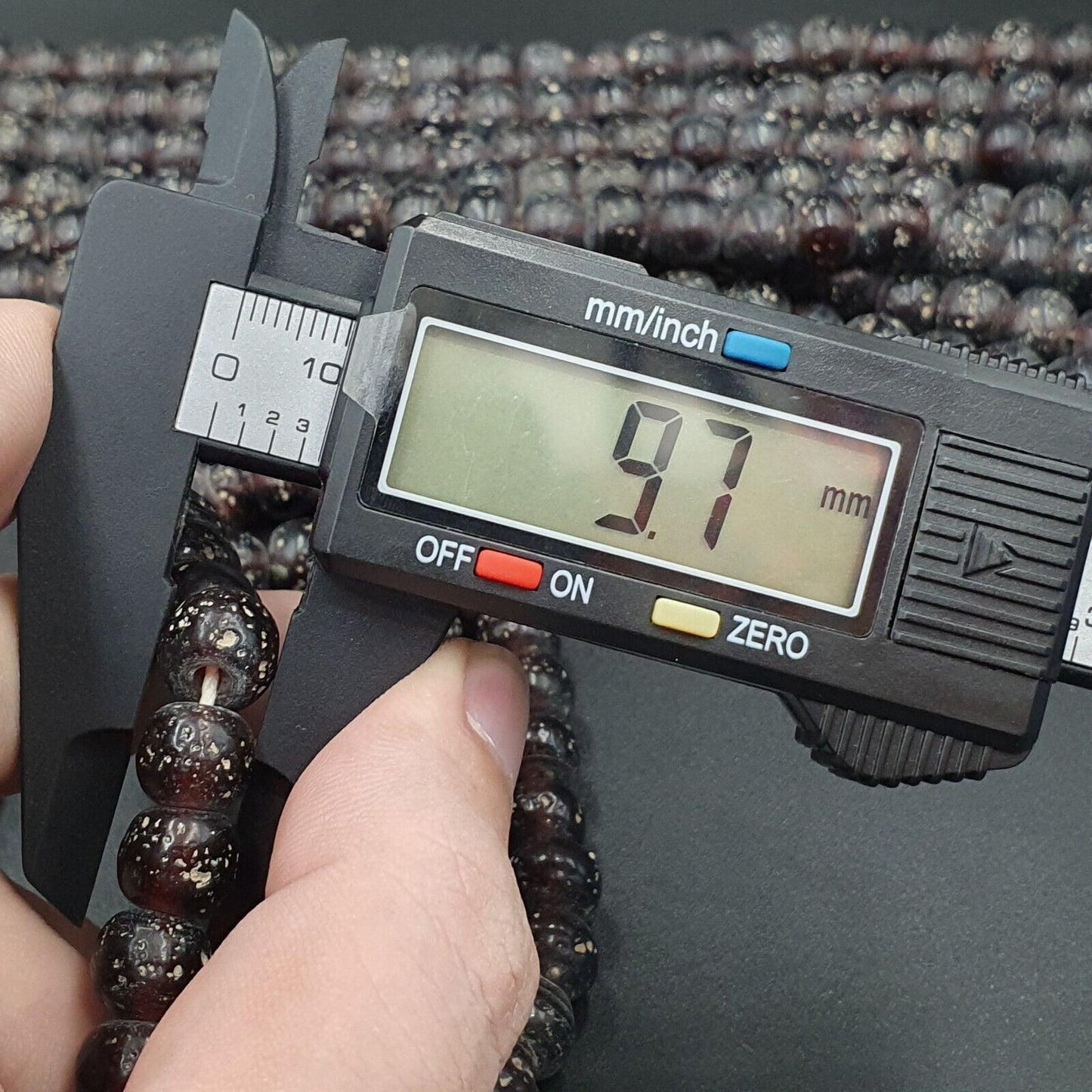 美麗的舊石榴紅玻璃復古珠 24 英寸串 10 毫米