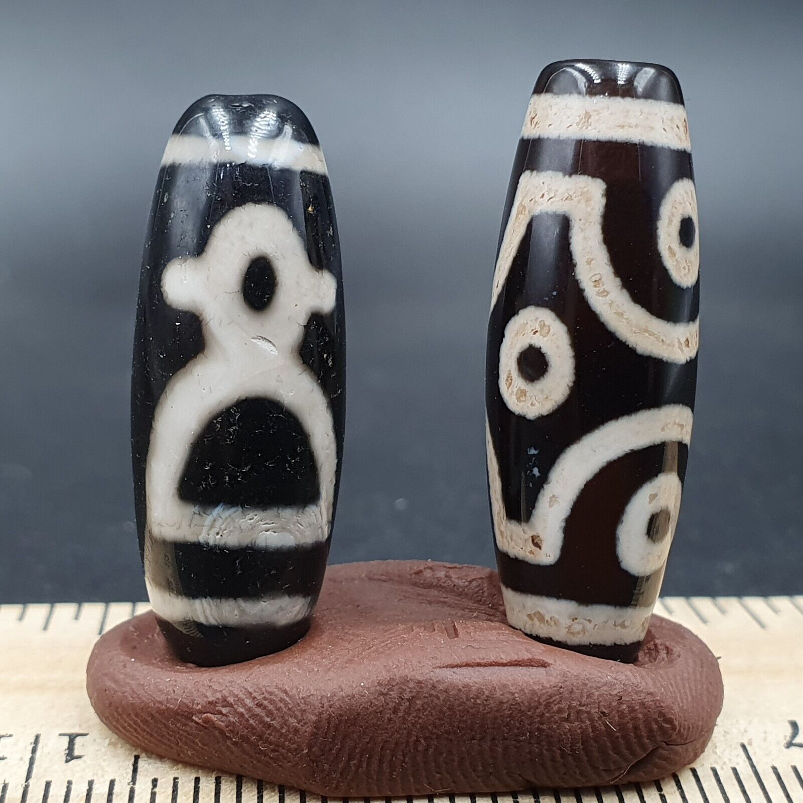 N#211 Himalayan Indo Tibetan rare Patterns Dzi Amulet Bead Lot 2 Beads