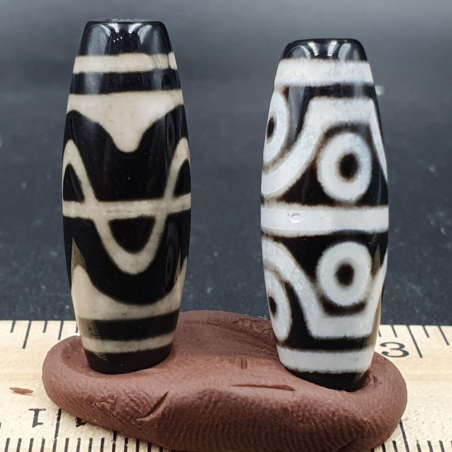 N#241 Himalaya Indo Tibetische seltene Muster Augen Dzi Amulett Perle Lot 2 Perlen