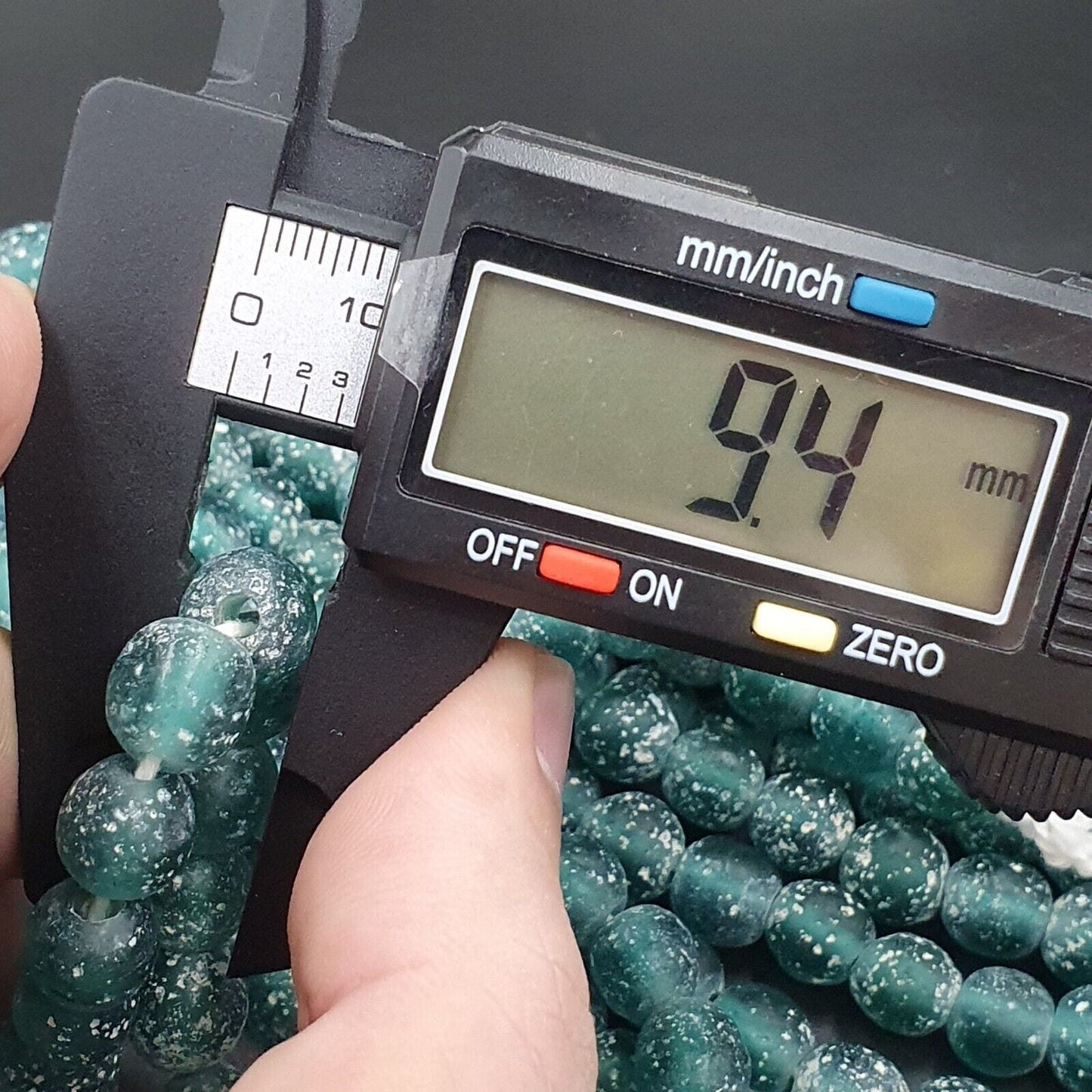 老古董非洲風格綠藍色玻璃復古珠 24 英寸串 9-9.5 毫米