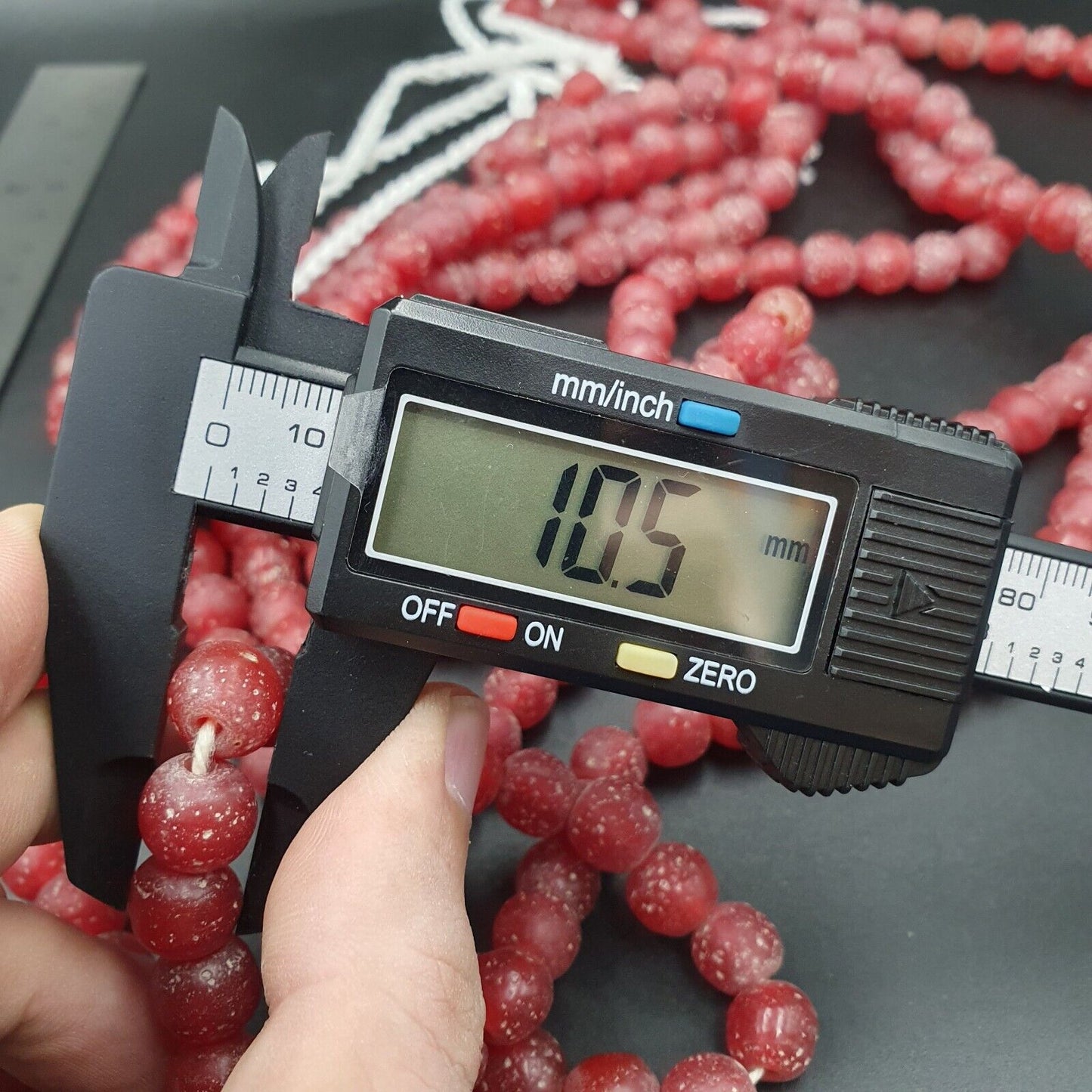 古董非洲風格櫻桃紅玻璃復古珠 24 英寸串 10-10.5 毫米