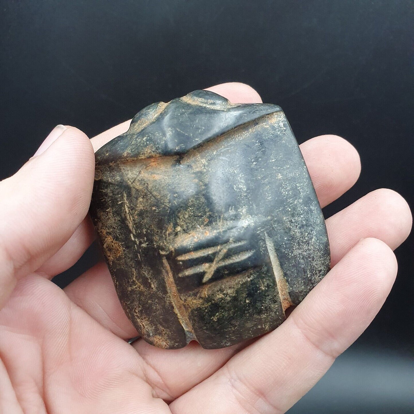 古董黑色磁石神秘動物雕刻玉石護身符石 MG - 2