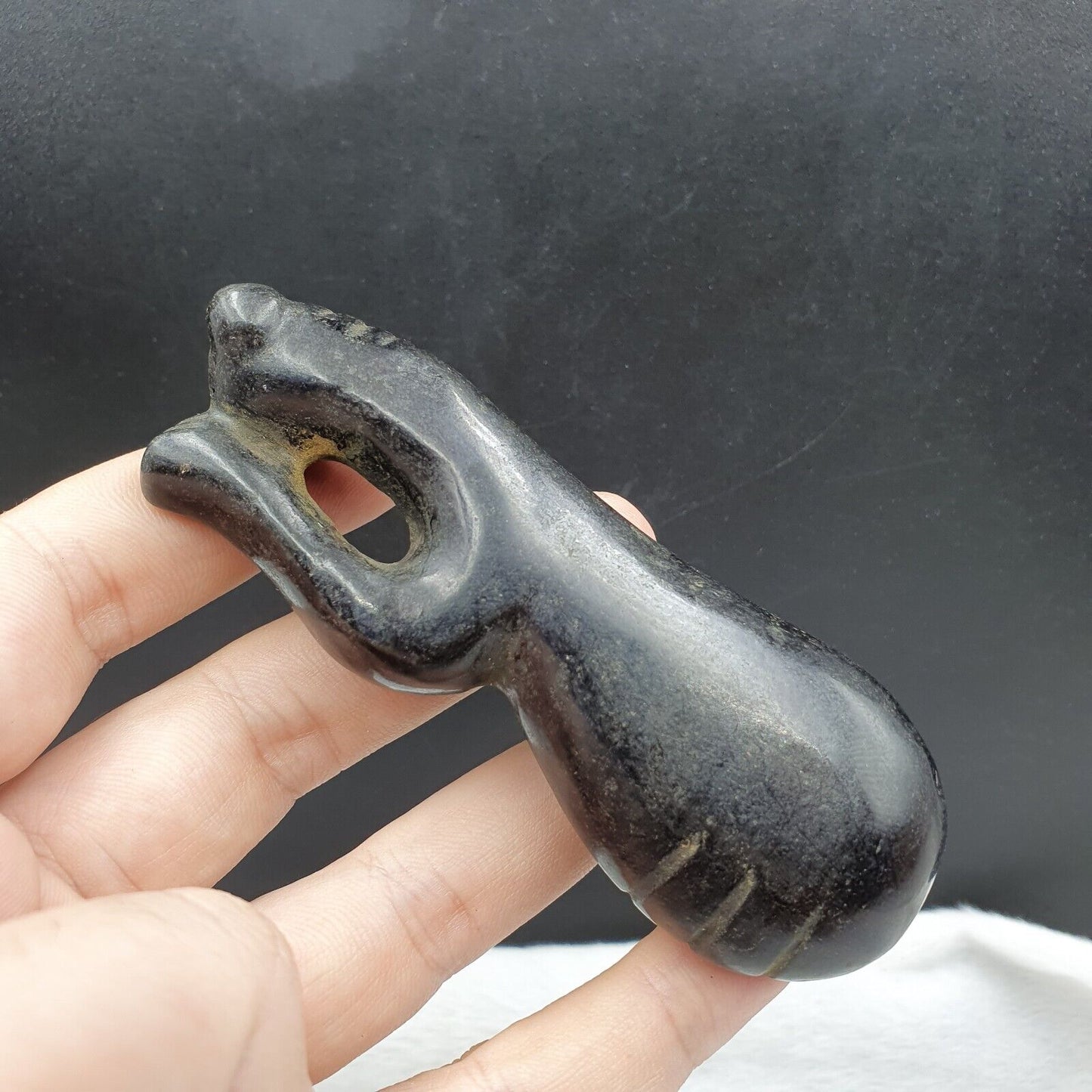 古董黑色磁石神秘動物雕刻玉石護身符石 MG -6