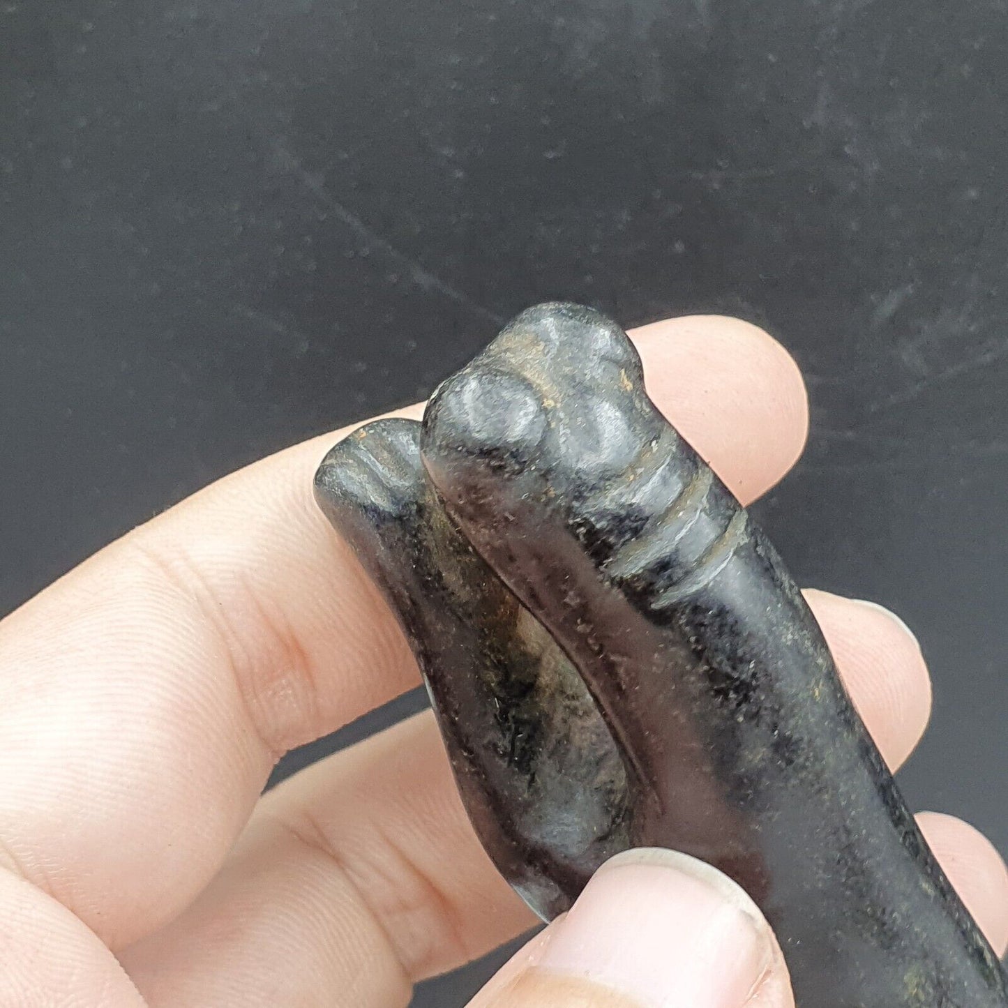 古董黑色磁石神秘動物雕刻玉石護身符石 MG -6