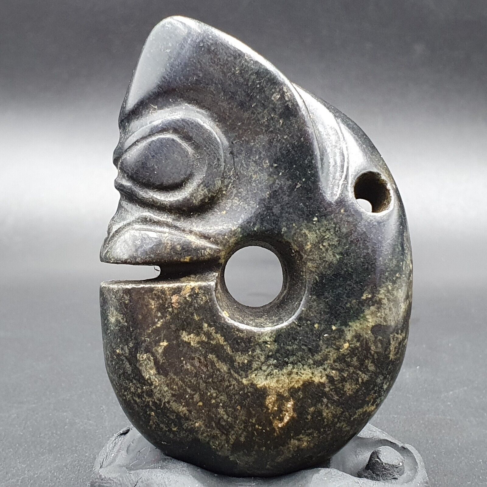 Antique Black Magnetic Stone Mystery creature Pendent Jade Amulet Stone MG-16