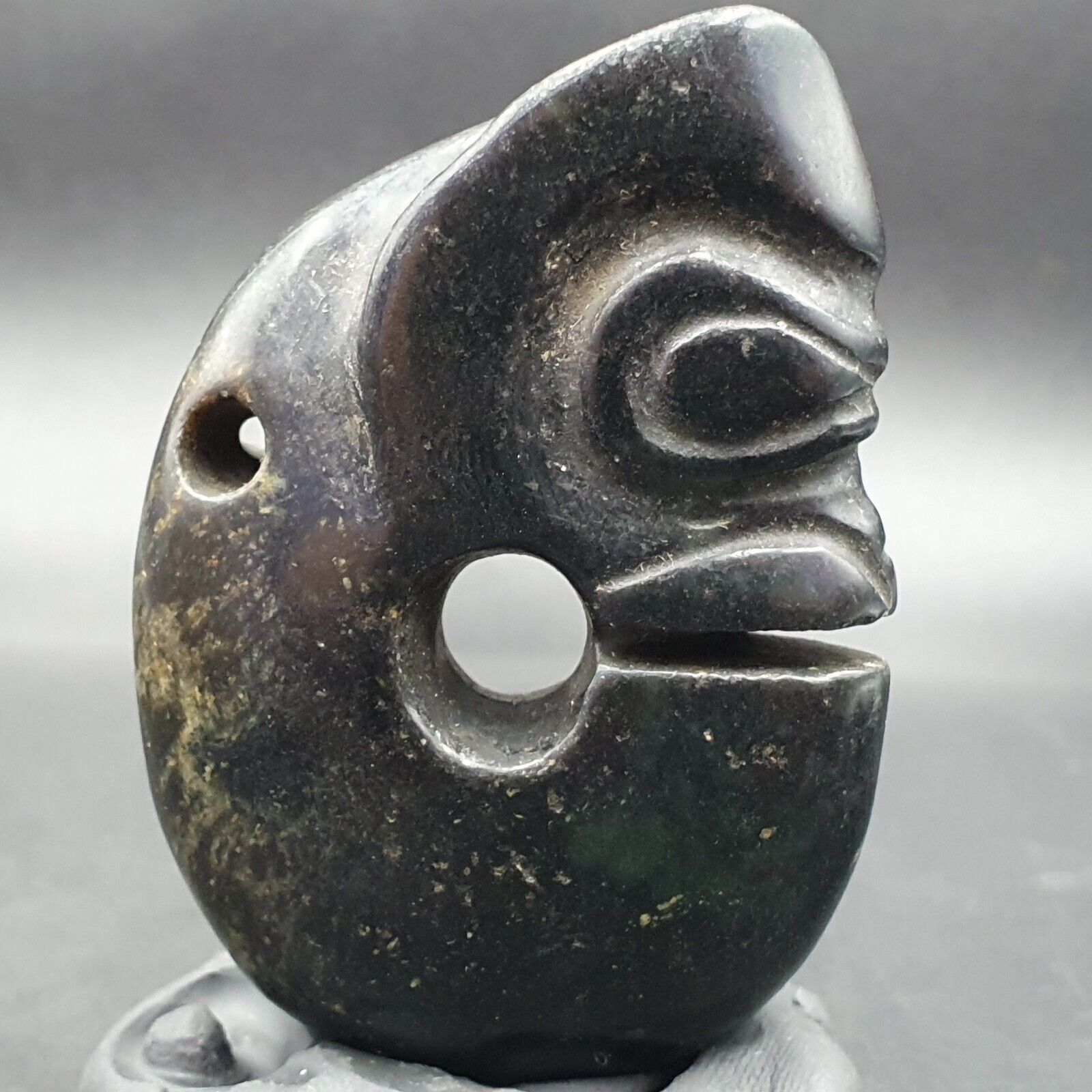 Antique Black Magnetic Stone Mystery creature Pendent Jade Amulet Stone MG-16