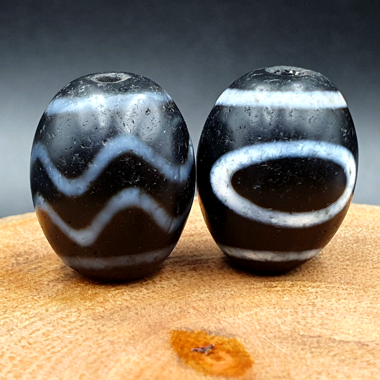 N#404 Himalaya Indo Tibetische seltene Muster Dzi Amulett Perlen Lot 2 Perlen 21x17mm