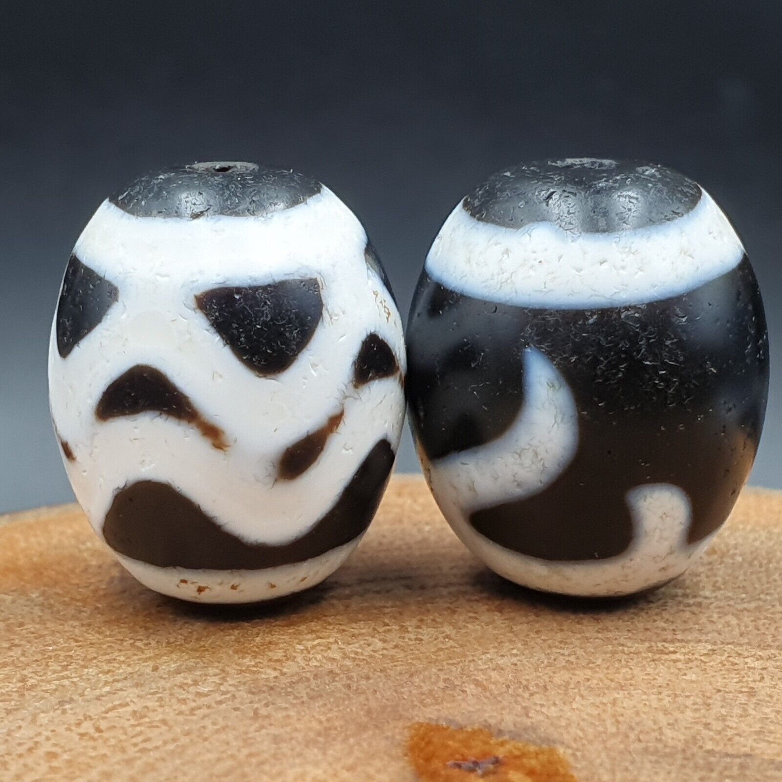 N#402 Himalayan Indo Tibetan rare Patterns Dzi Amulet Bead Lot 2 Beads 22x18mm