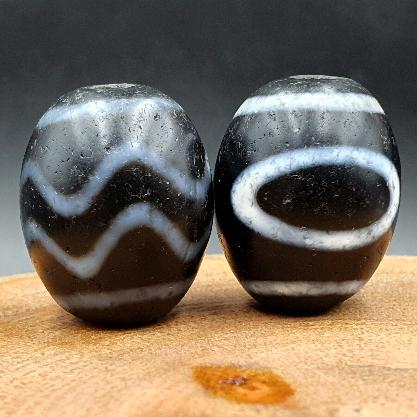 N#404 Himalaya Indo Tibetische seltene Muster Dzi Amulett Perlen Lot 2 Perlen 21x17mm