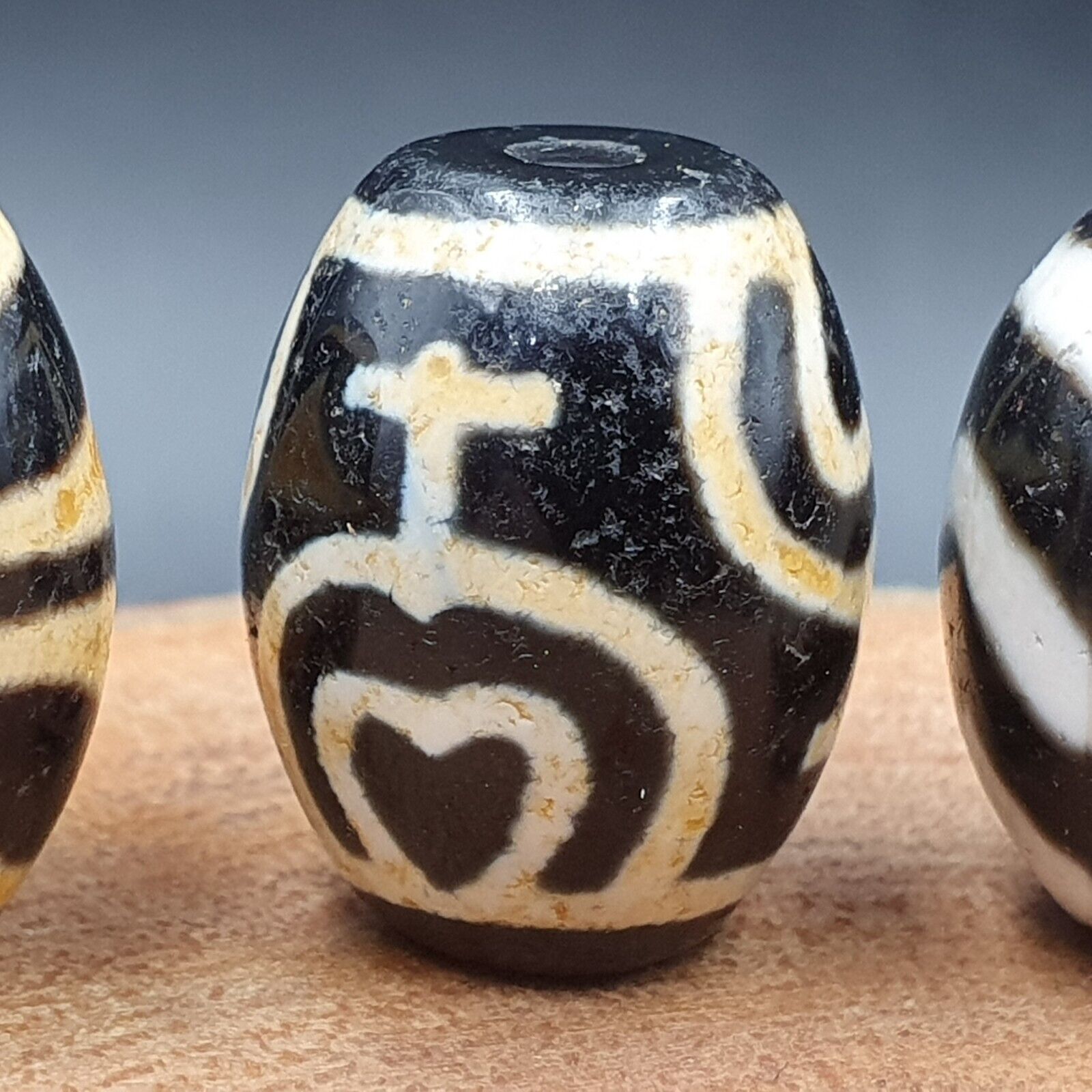 N#315 Himalayan Indo Tibetan rare Patterns Dzi Amulet Bead Lot 4 Beads