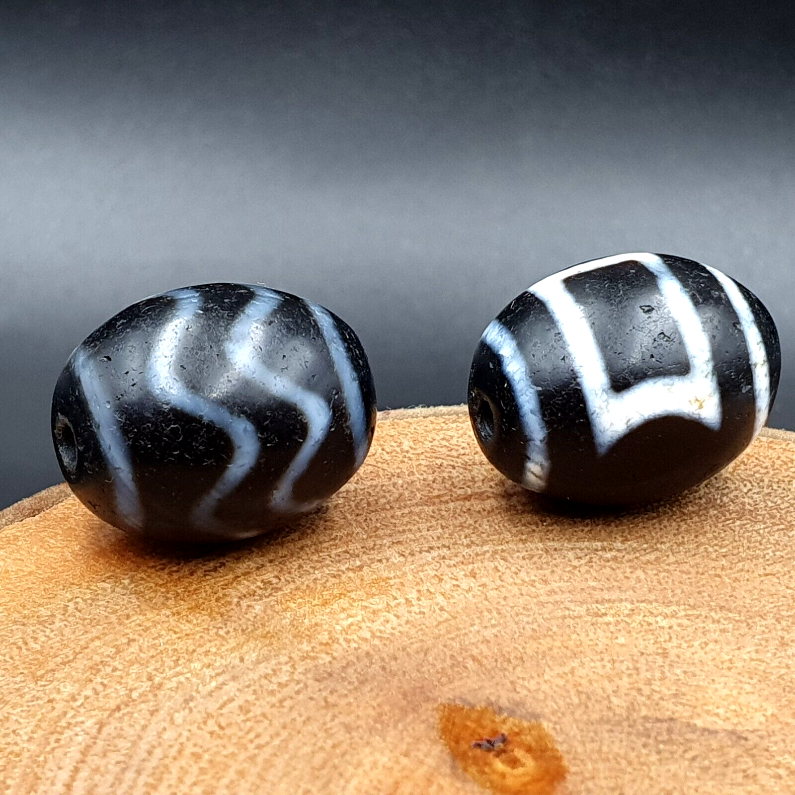 N#404 Himalayan Indo Tibetan rare Patterns Dzi Amulet Bead Lot 2 Beads 21x17mm