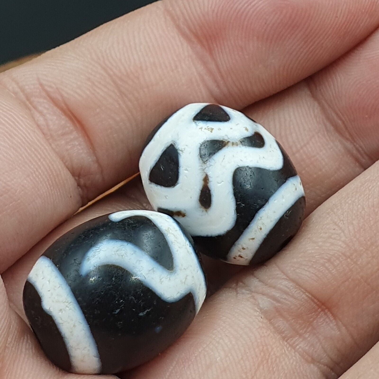 N#402 Himalayan Indo Tibetan rare Patterns Dzi Amulet Bead Lot 2 Beads 22x18mm