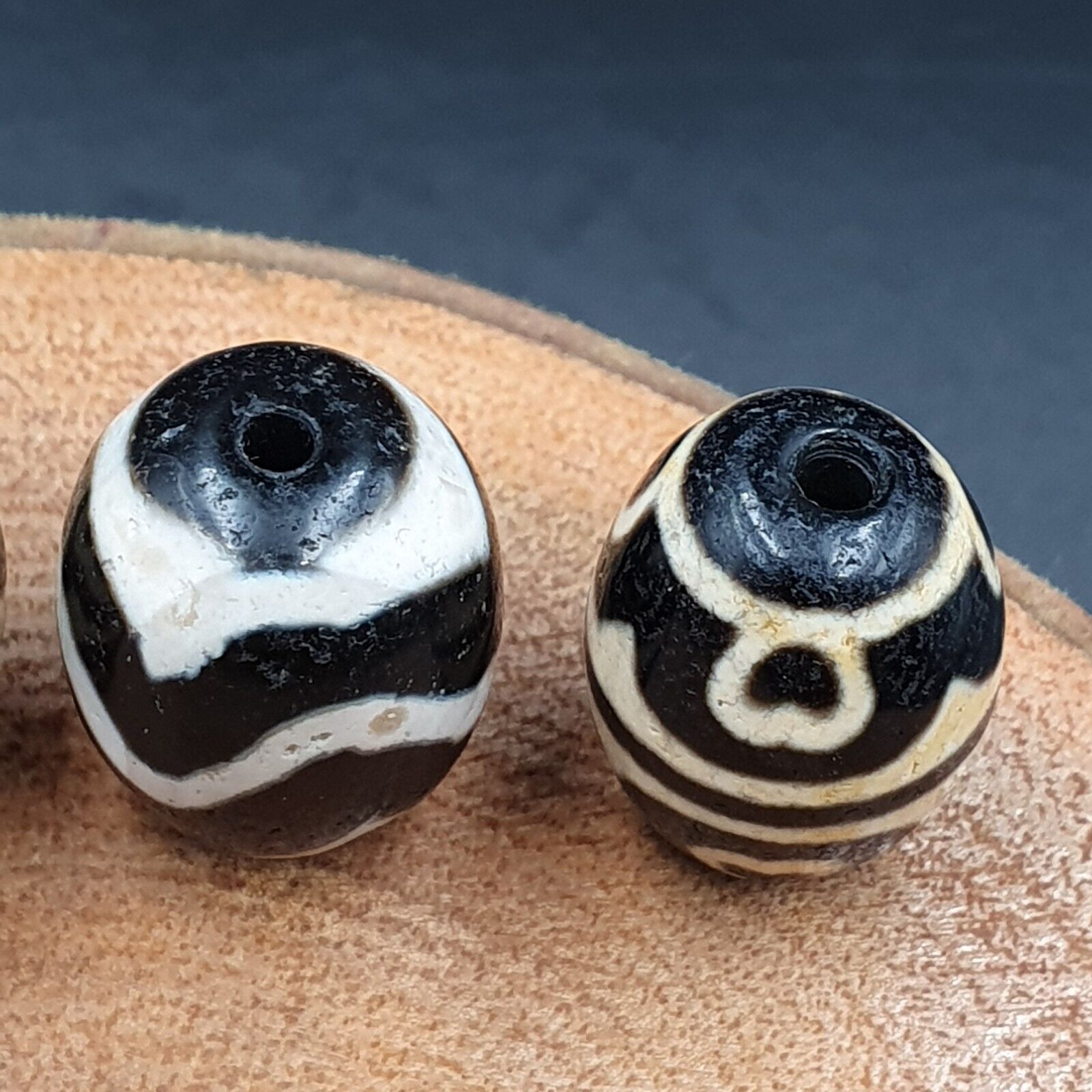 N#315 Himalayan Indo Tibetan rare Patterns Dzi Amulet Bead Lot 4 Beads