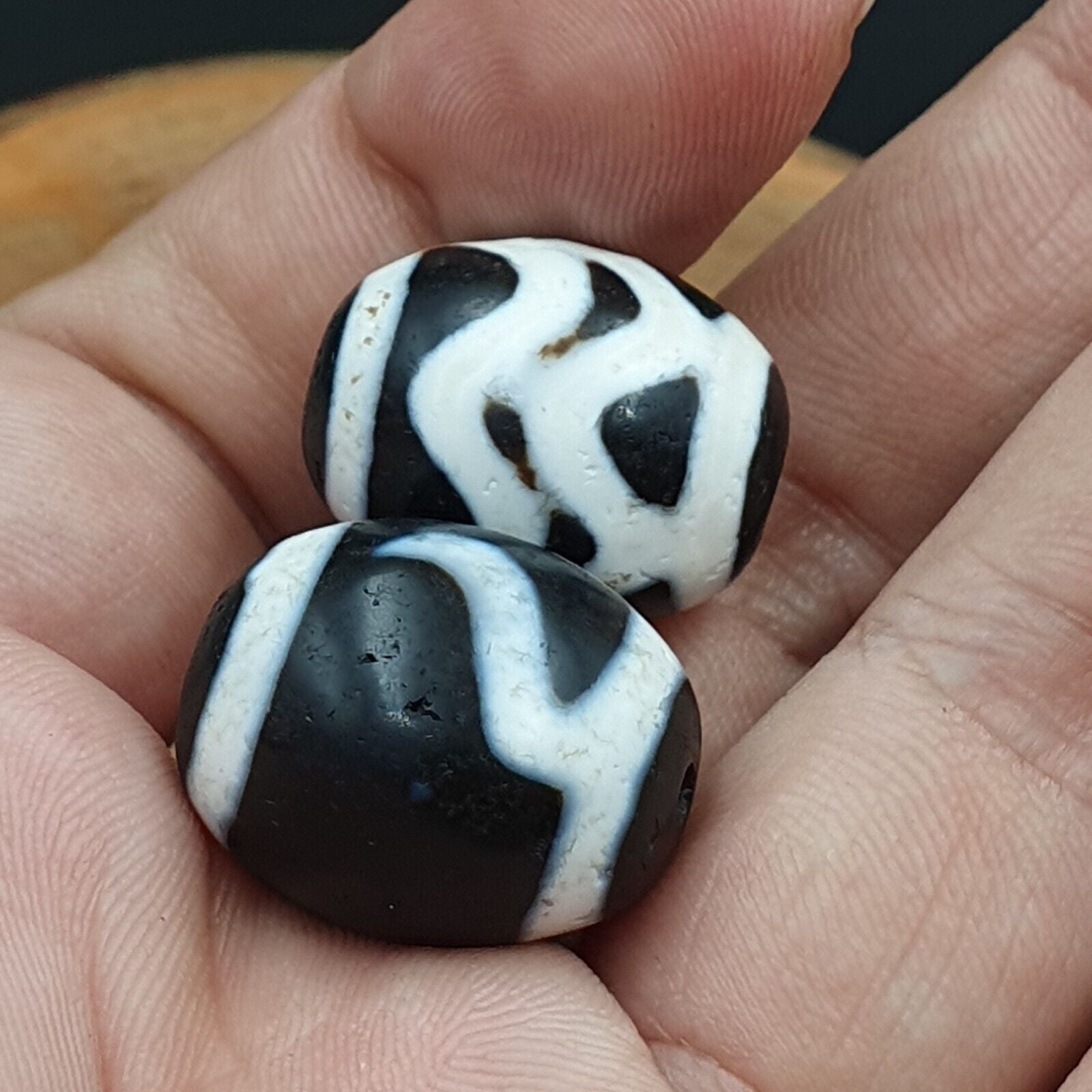 N#402 Himalayan Indo Tibetan rare Patterns Dzi Amulet Bead Lot 2 Beads 22x18mm