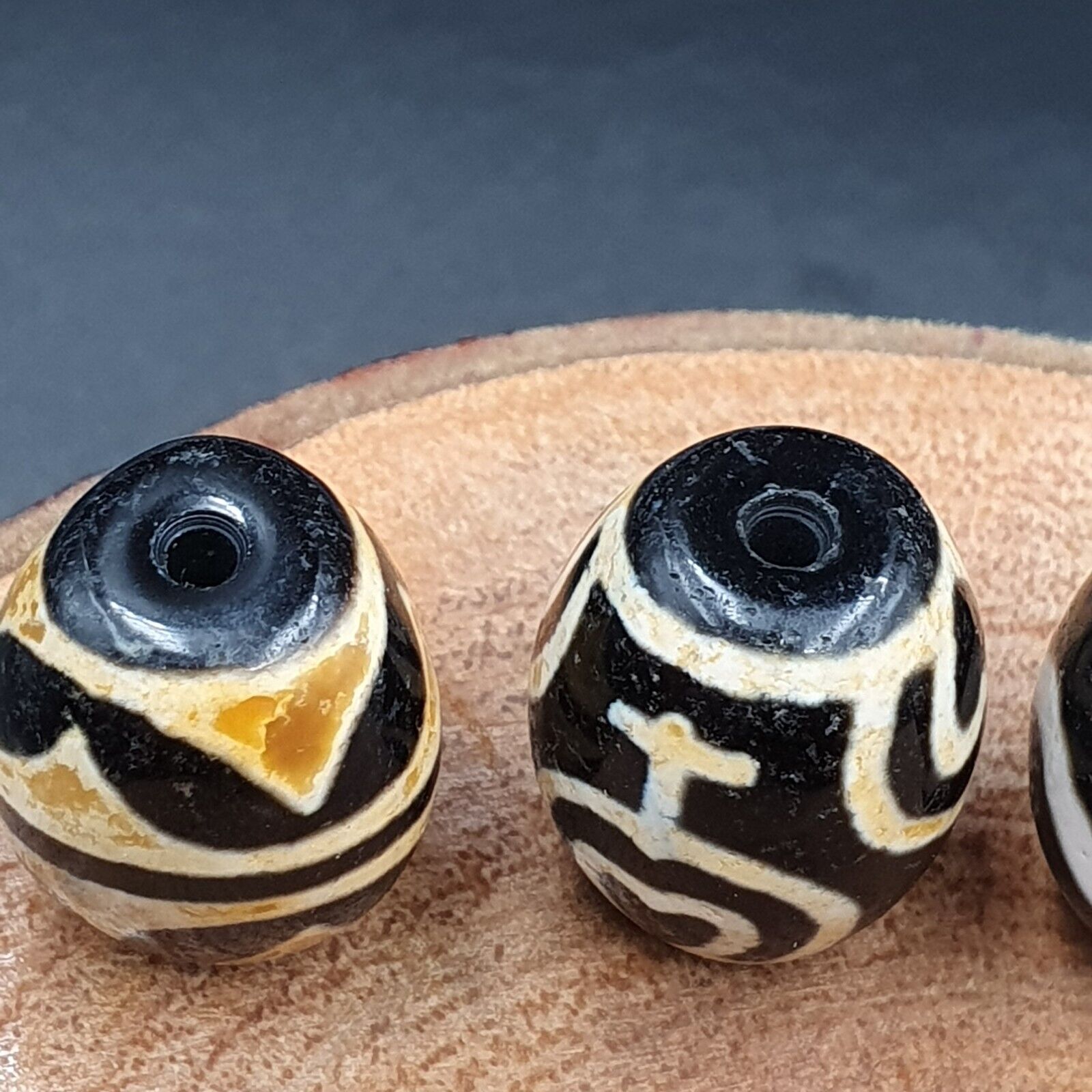 N#315 Himalayan Indo Tibetan rare Patterns Dzi Amulet Bead Lot 4 Beads