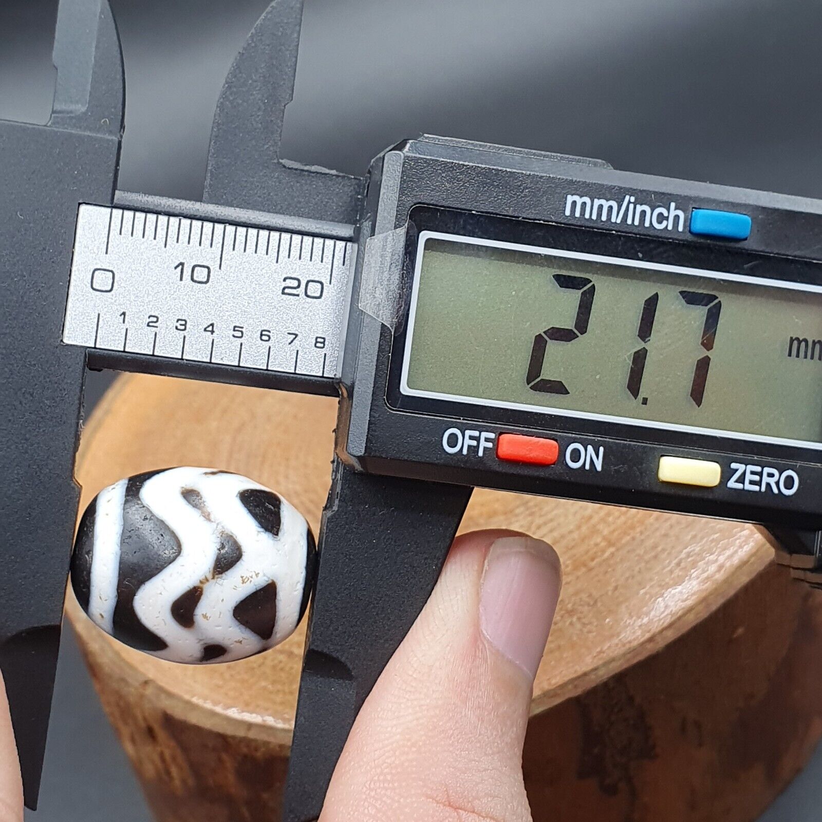 N#402 Himalayan Indo Tibetan rare Patterns Dzi Amulet Bead Lot 2 Beads 22x18mm