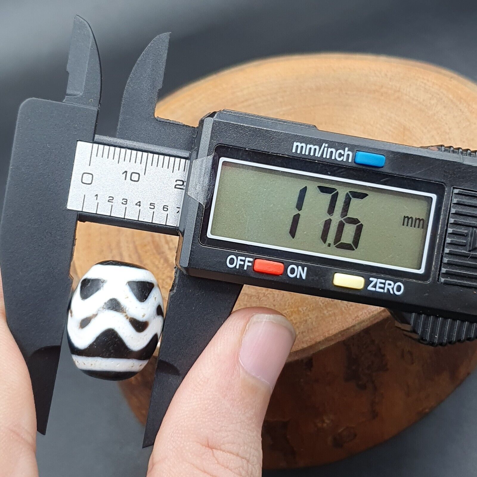 N#402 Himalayan Indo Tibetan rare Patterns Dzi Amulet Bead Lot 2 Beads 22x18mm