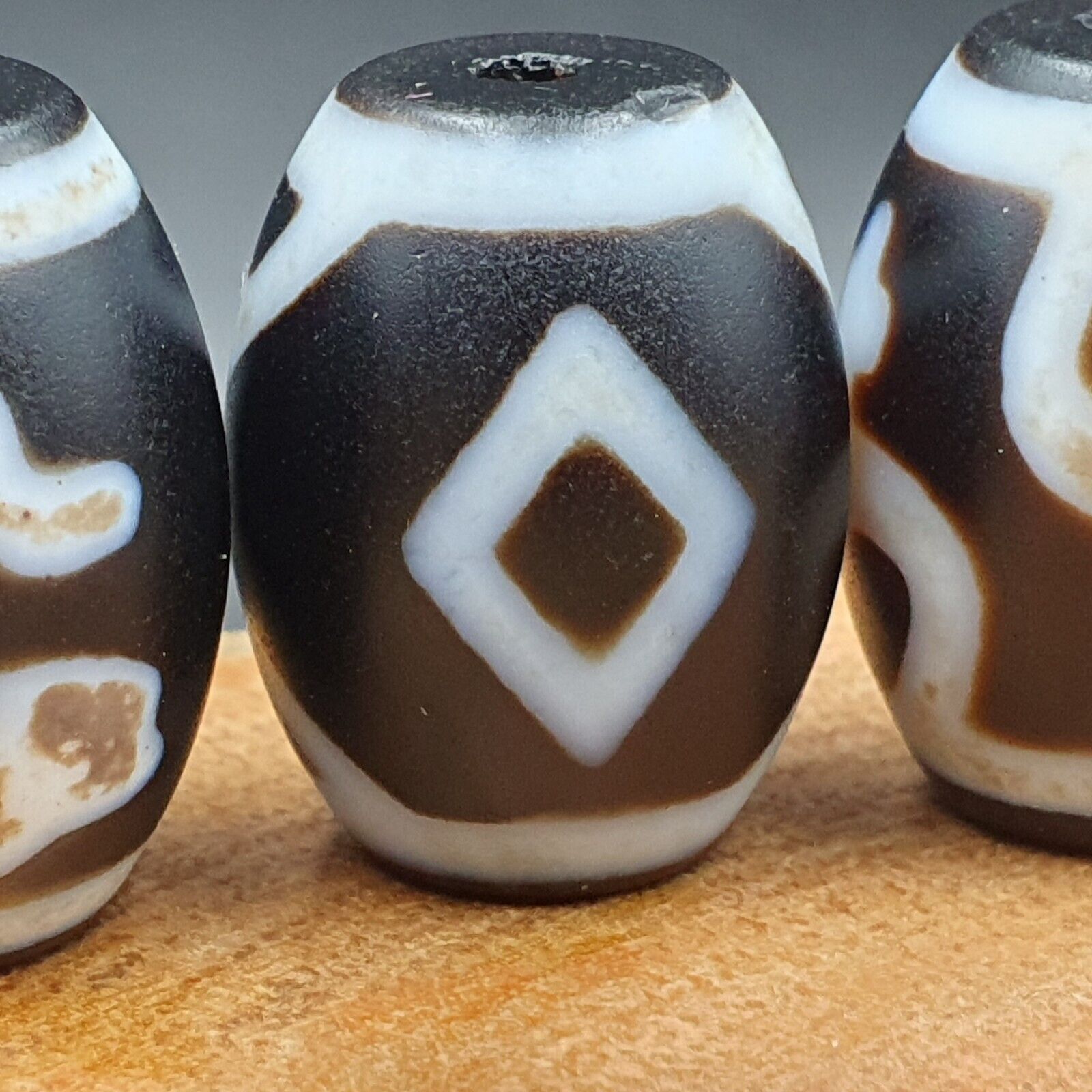 N#502 Himalayan Indo Tibetan rare Patterns Dzi Amulet Bead lot 4 beads