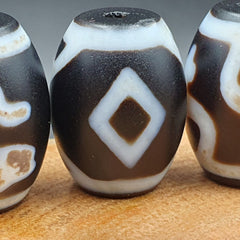 N#502 Himalayan Indo Tibetan rare Patterns Dzi Amulet Bead lot 4 beads