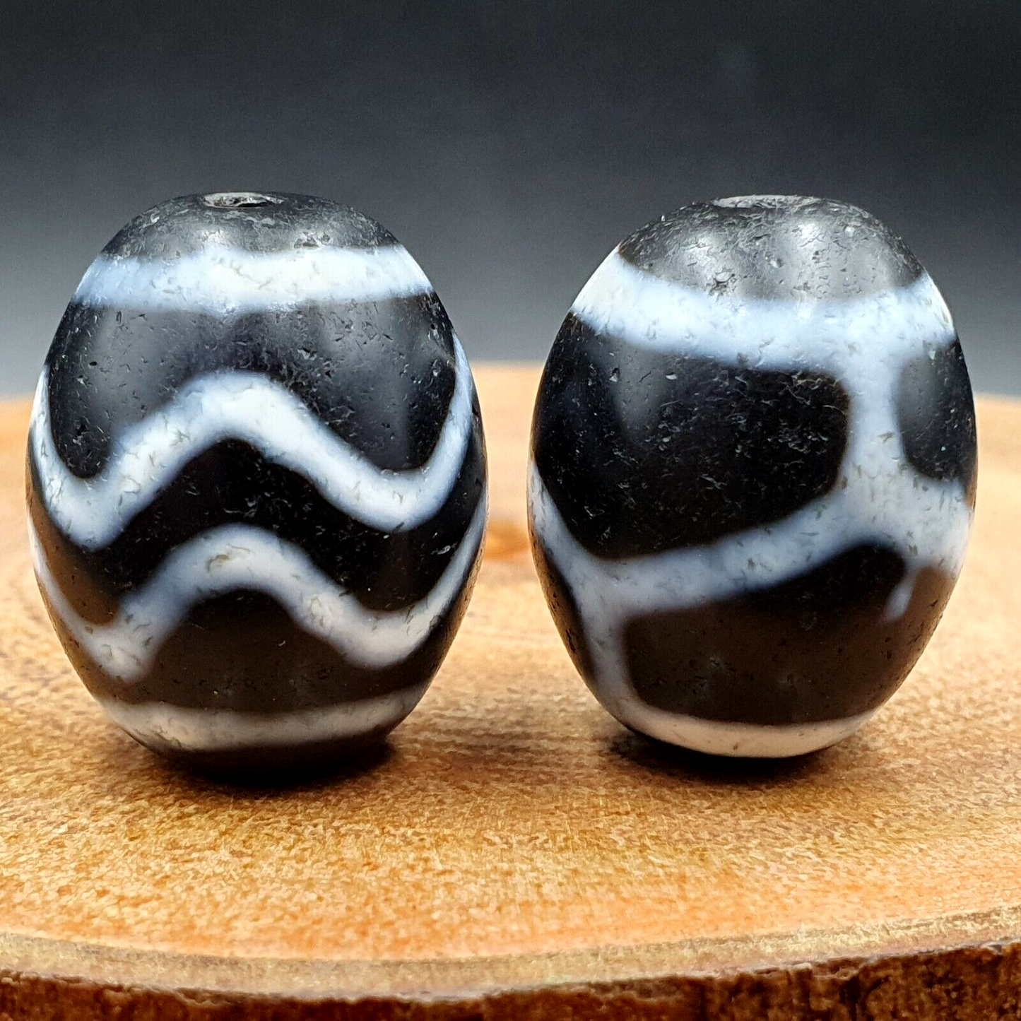 N#403 Himalaya Indo Tibetische seltene Muster Dzi Amulett Perlen Lot 2 Perlen 21x17mm