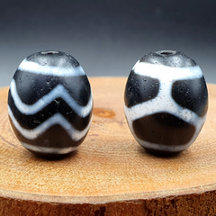 N#403 Himalayan Indo Tibetan rare Patterns Dzi Amulet Bead Lot 2 Beads 21x17mm