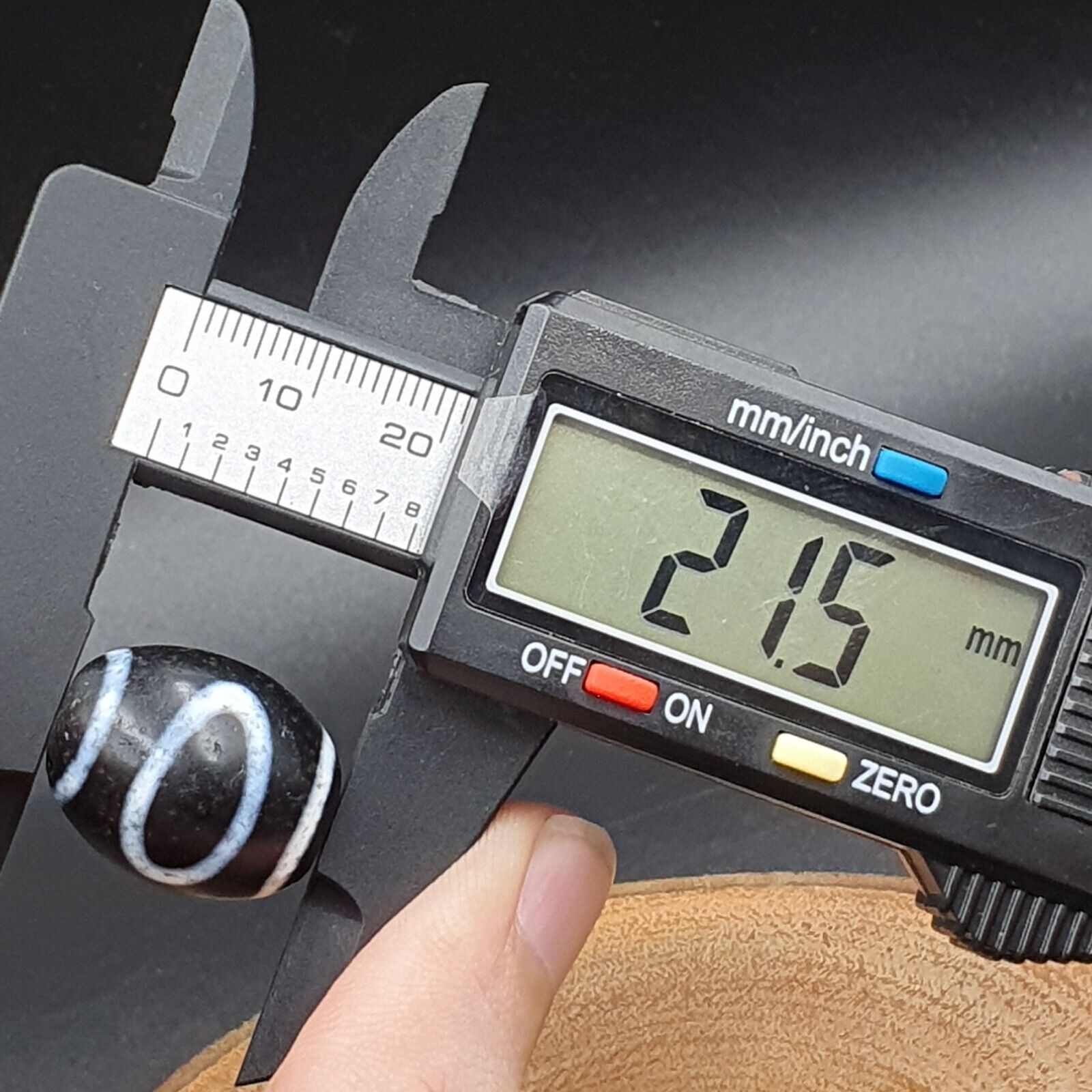 N#404 Himalayan Indo Tibetan rare Patterns Dzi Amulet Bead Lot 2 Beads 21x17mm