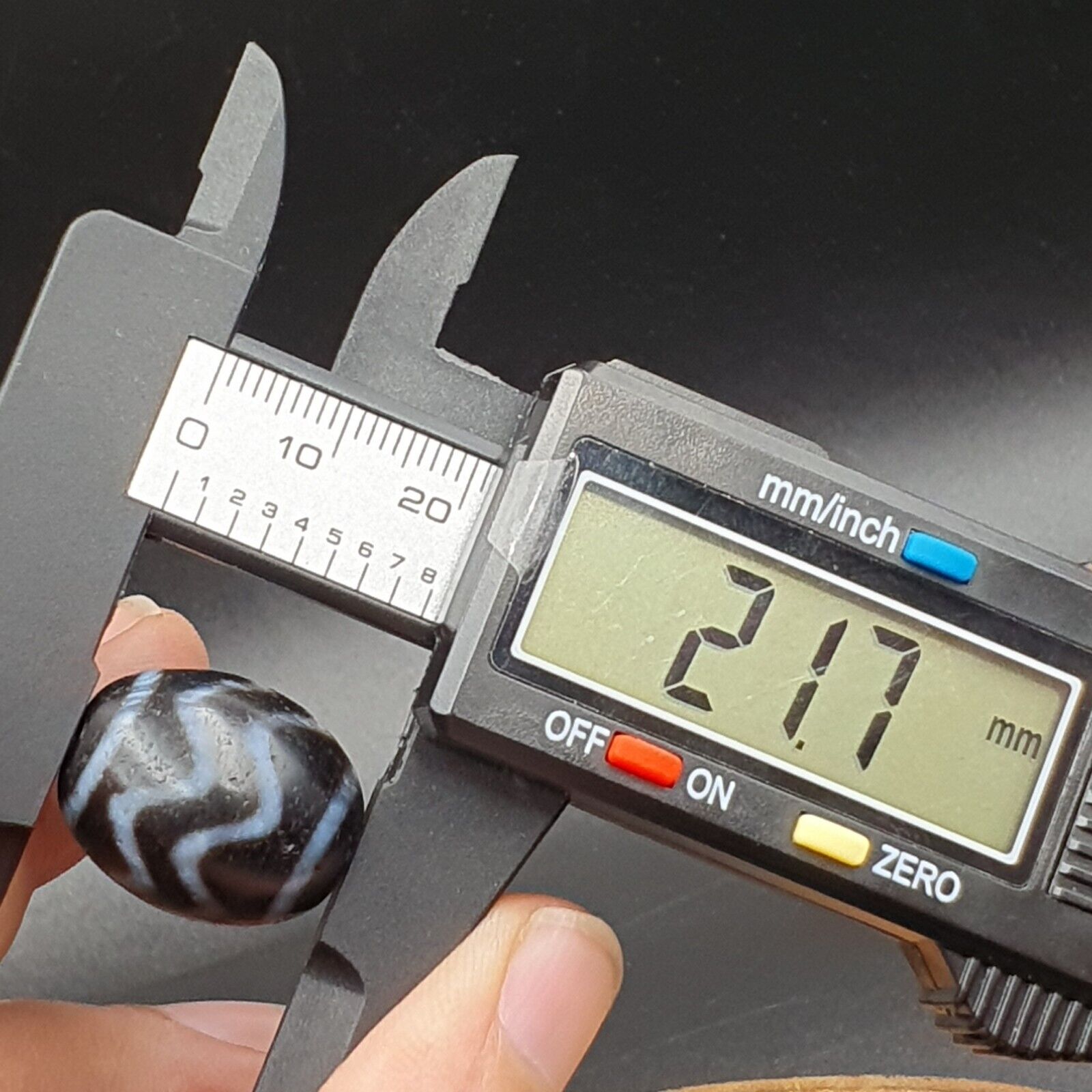 N#404 Himalayan Indo Tibetan rare Patterns Dzi Amulet Bead Lot 2 Beads 21x17mm