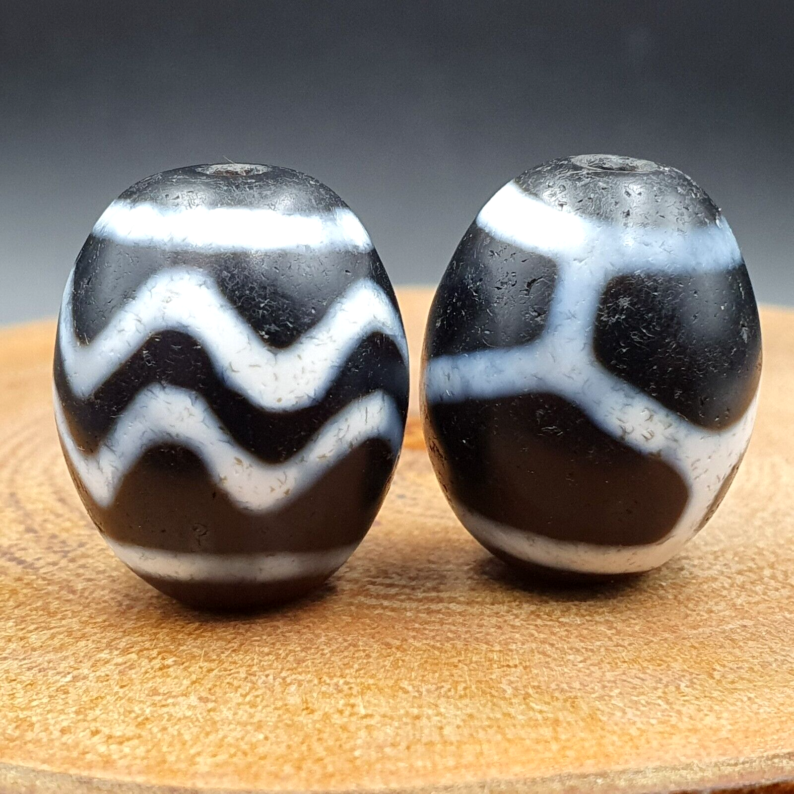 N#403 Himalayan Indo Tibetan rare Patterns Dzi Amulet Bead Lot 2 Beads 21x17mm