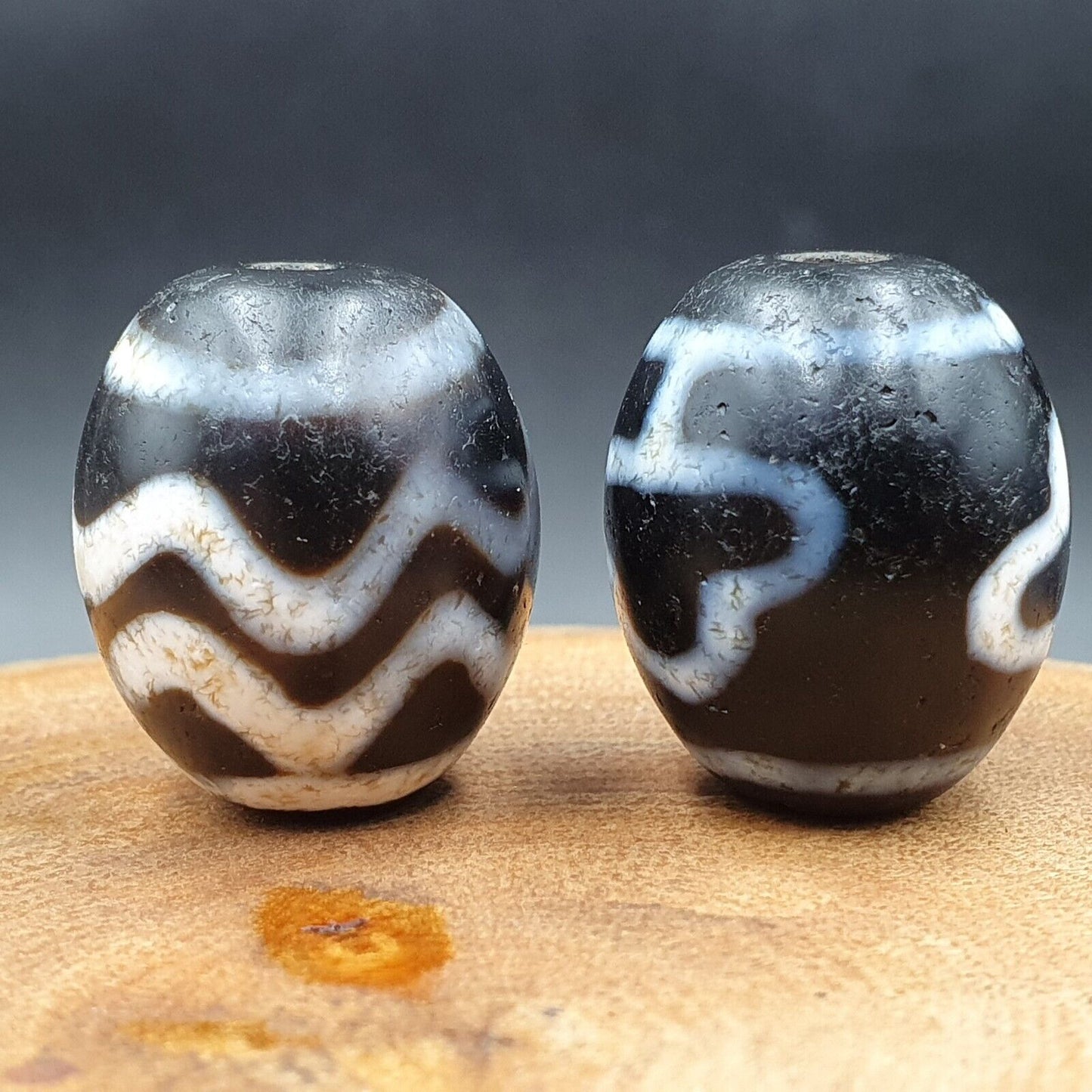 N#401 Himalaya Indo Tibetische seltene Muster Dzi Amulett Perlen Lot 2 Perlen 22x18mm