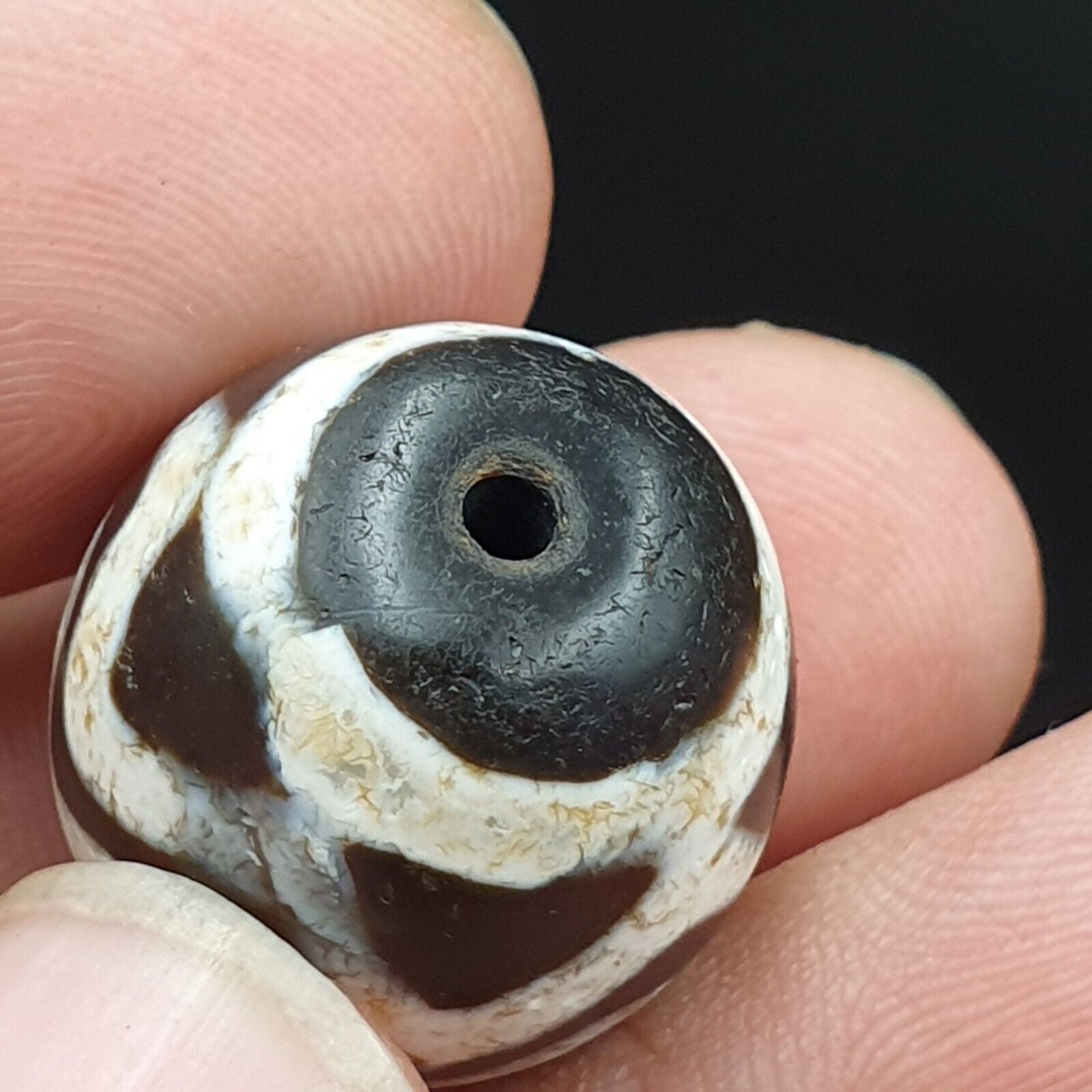 N#401 Himalayan Indo Tibetan rare Patterns Dzi Amulet Bead Lot 2 Beads 22x18mm