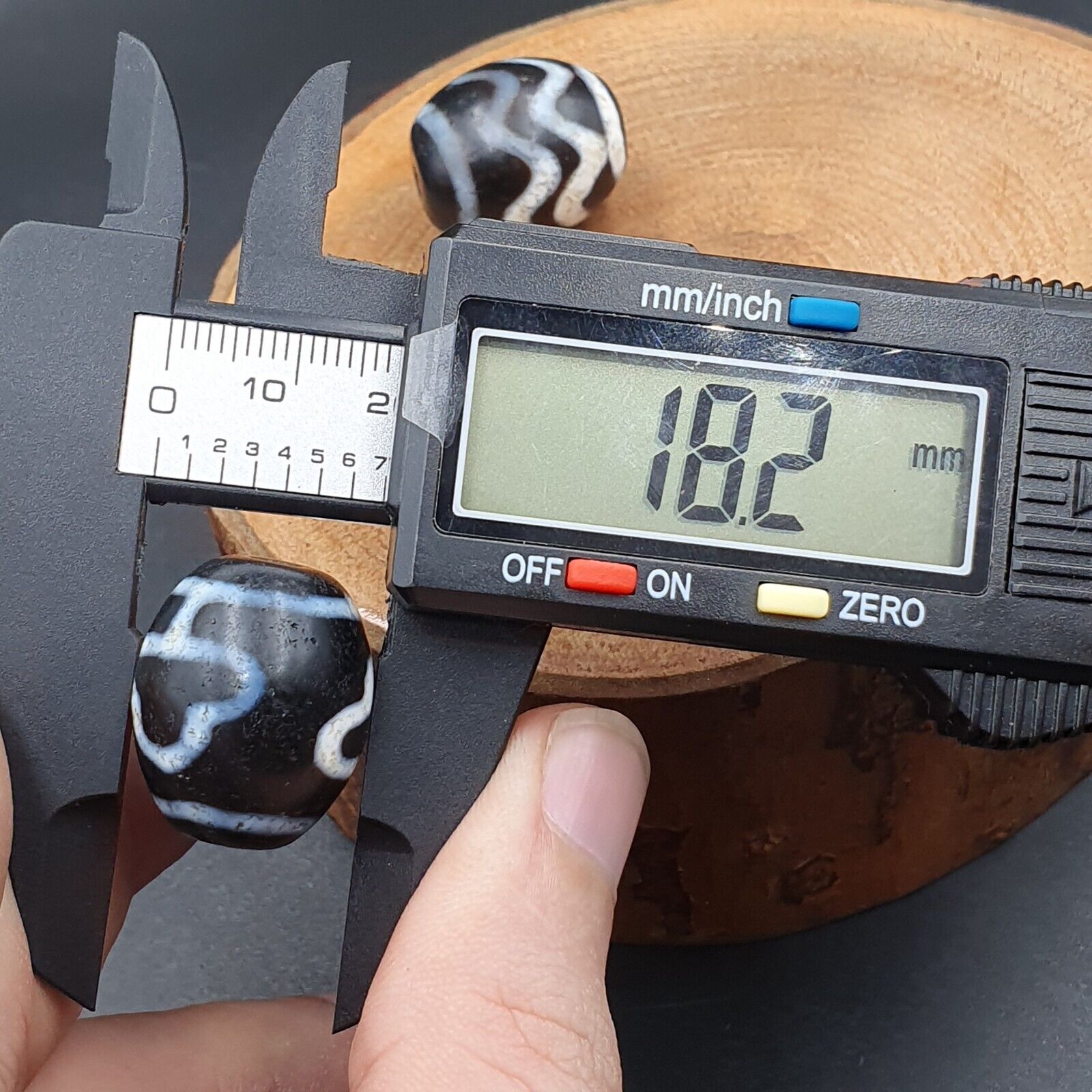 N#401 Himalayan Indo Tibetan rare Patterns Dzi Amulet Bead Lot 2 Beads 22x18mm