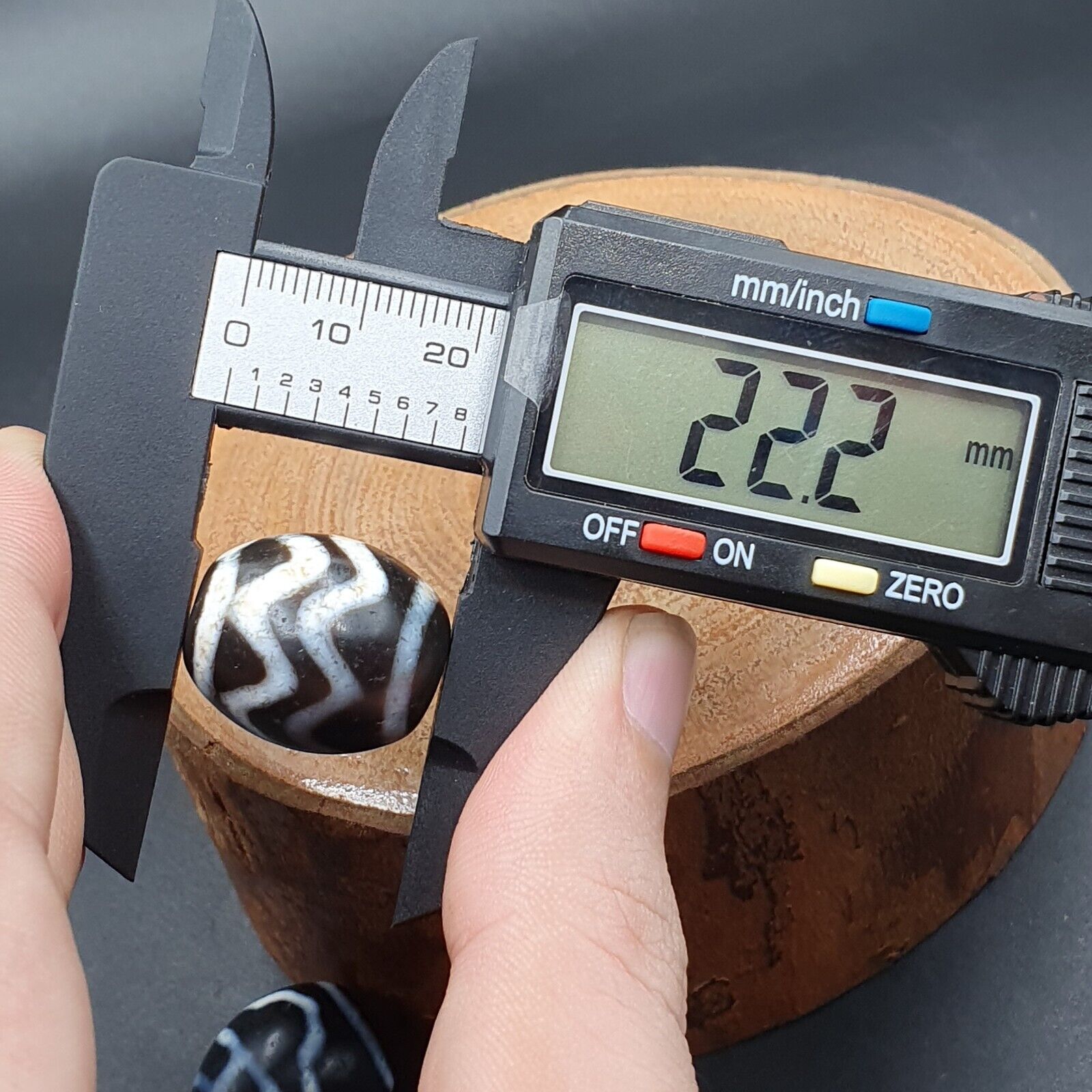 N#401 Himalayan Indo Tibetan rare Patterns Dzi Amulet Bead Lot 2 Beads 22x18mm