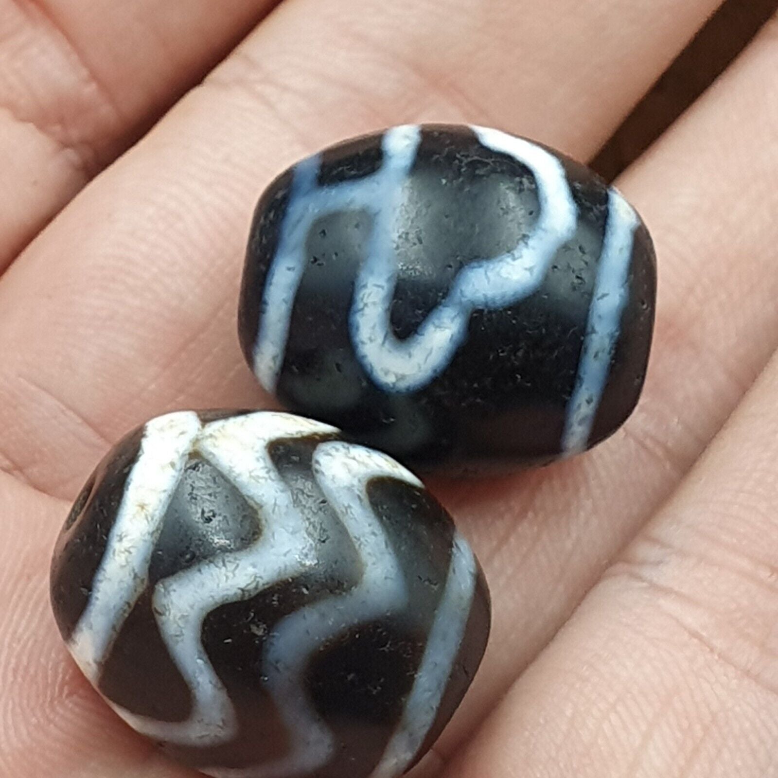 N#401 Himalayan Indo Tibetan rare Patterns Dzi Amulet Bead Lot 2 Beads 22x18mm