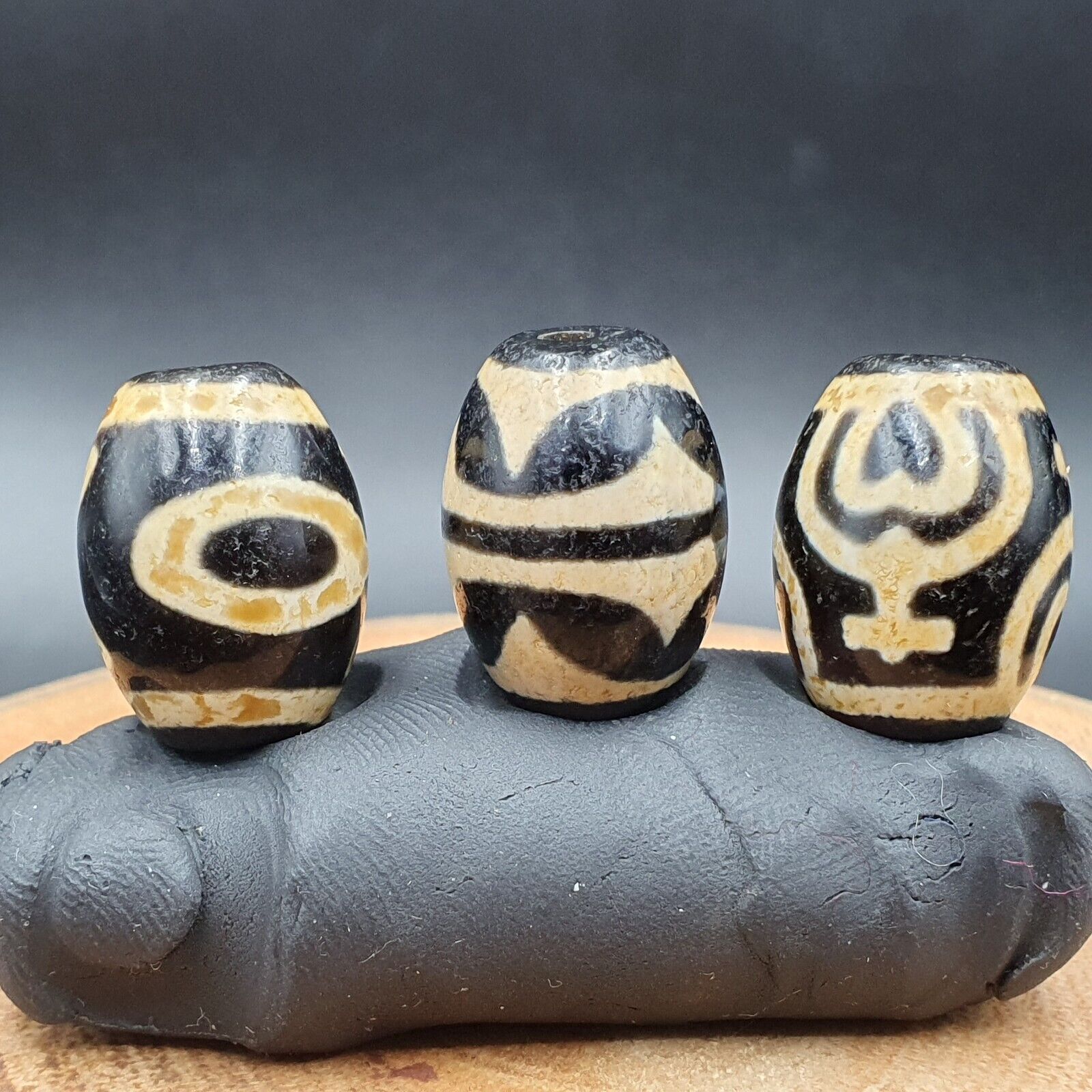 N#311 Himalayan Indo Tibetan rare Patterns Dzi Amulet Bead Lot 3 Beads