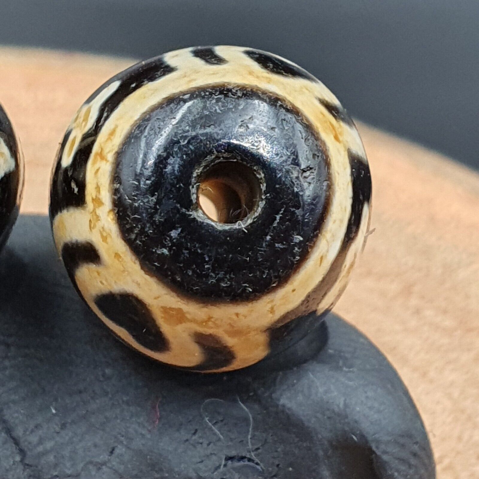 N#311 Himalayan Indo Tibetan rare Patterns Dzi Amulet Bead Lot 3 Beads