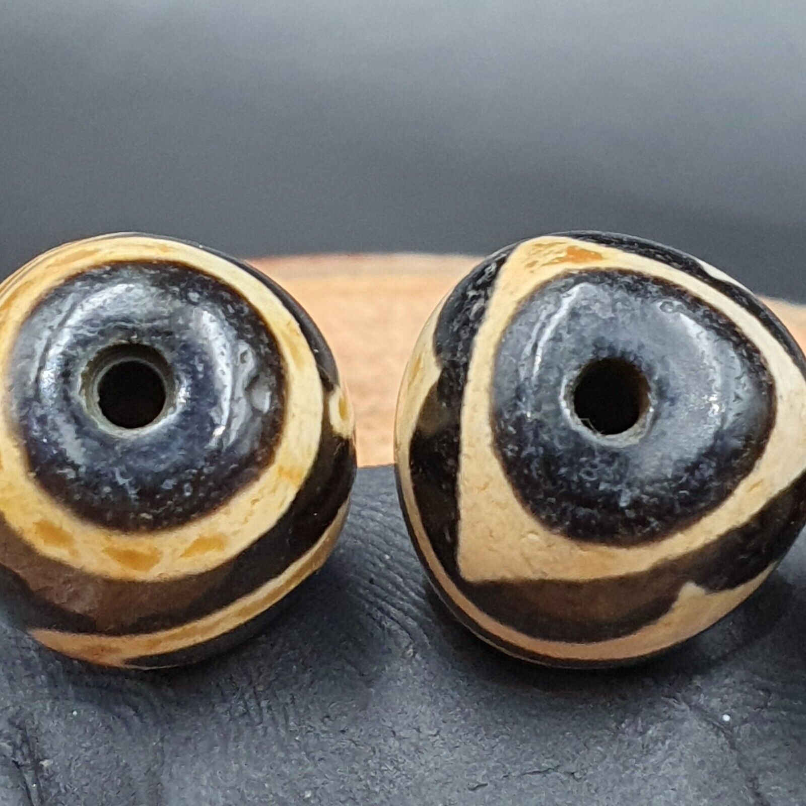 N#311 Himalayan Indo Tibetan rare Patterns Dzi Amulet Bead Lot 3 Beads