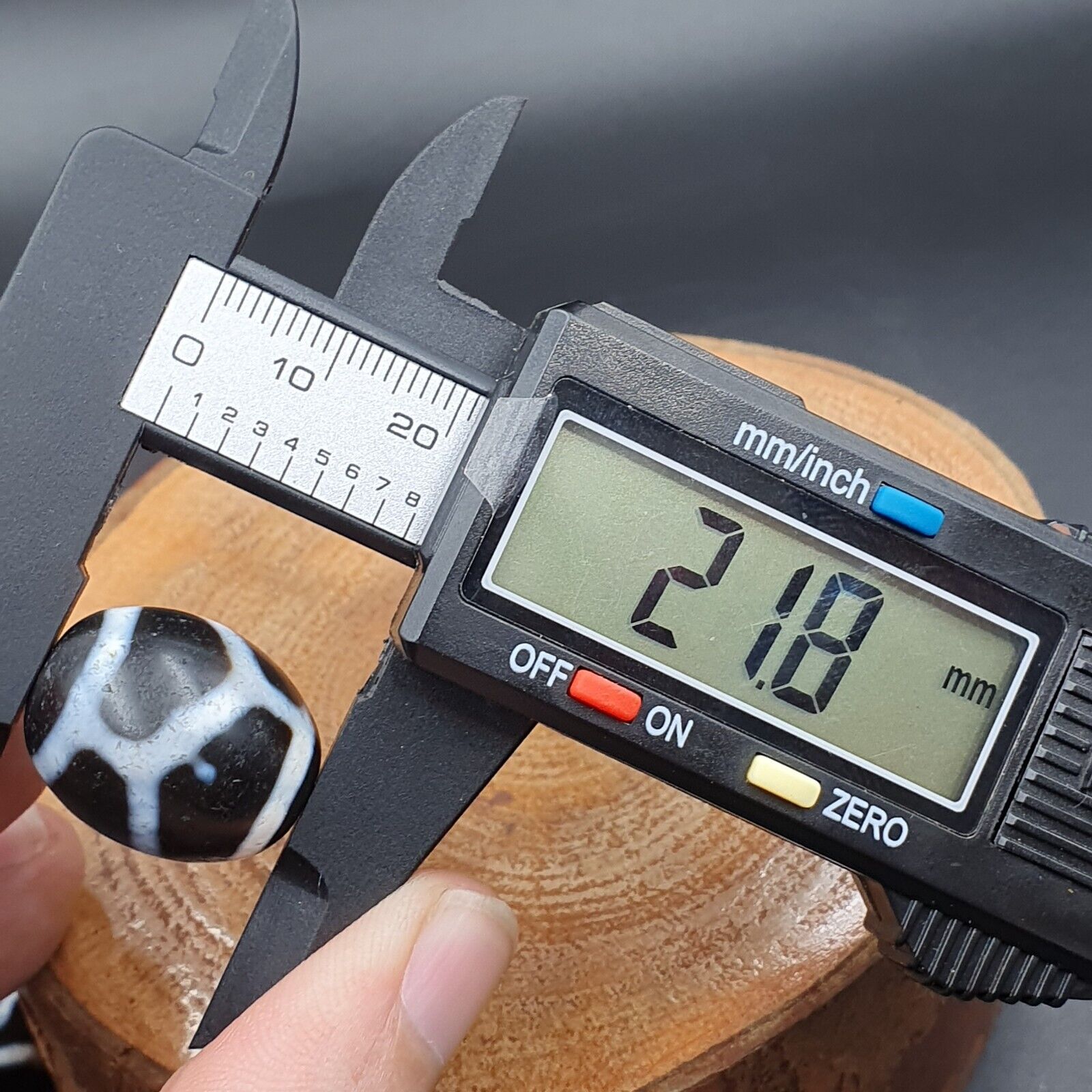 N#403 Himalayan Indo Tibetan rare Patterns Dzi Amulet Bead Lot 2 Beads 21x17mm