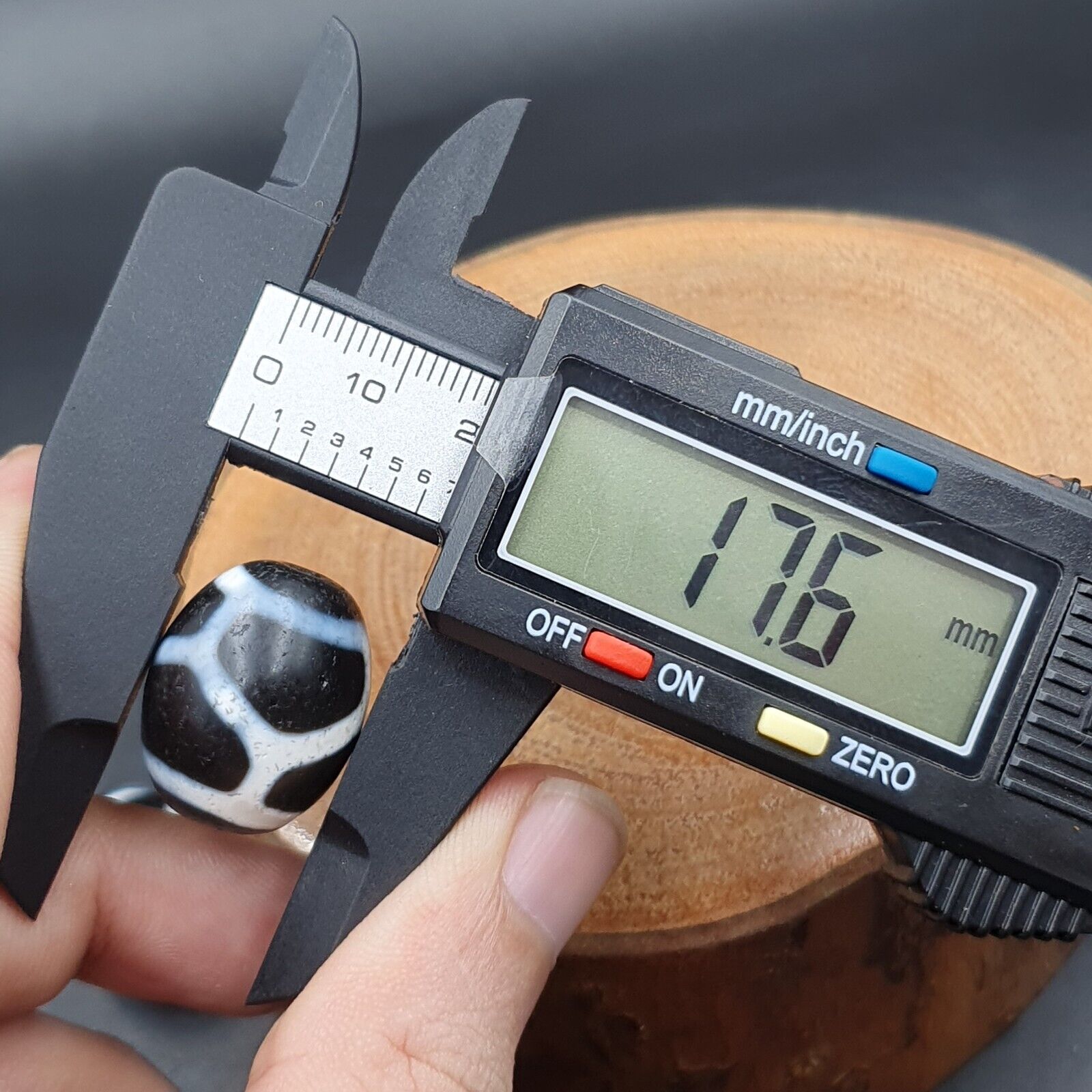 N#403 Himalayan Indo Tibetan rare Patterns Dzi Amulet Bead Lot 2 Beads 21x17mm