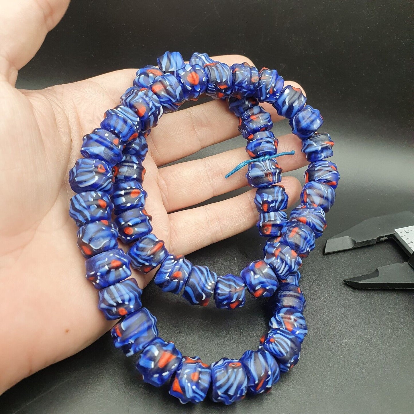 Vintage einzigartige Form florale blaue Glasperlen / lange Perlenkette