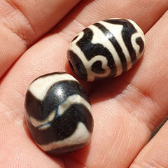 LOT BD 29 HIMALAYAN Indo Tibetan Heart eyes pattern Agate 2 beads