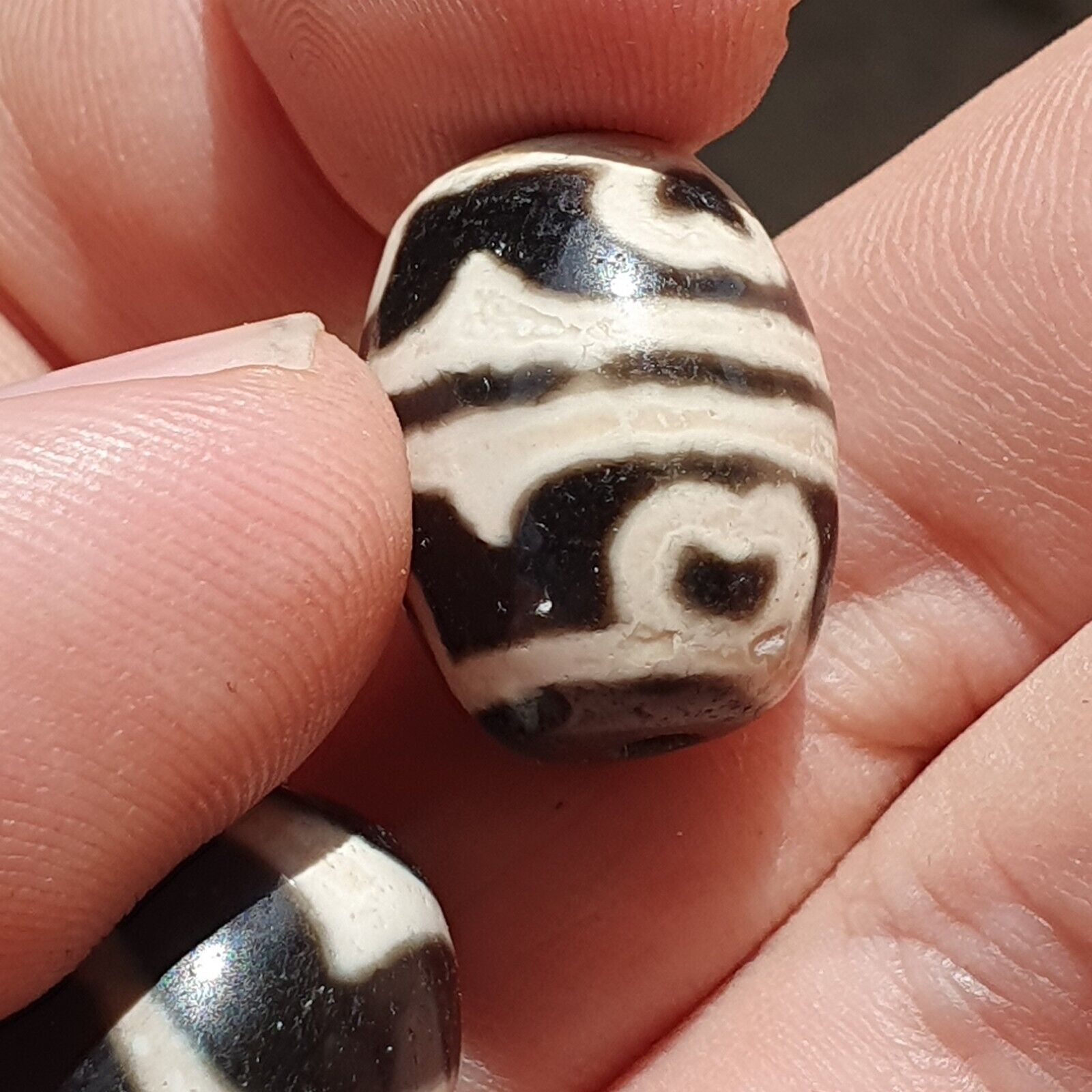 LOT BD 29 HIMALAYAN Indo Tibetan Heart eyes pattern Agate 2 beads