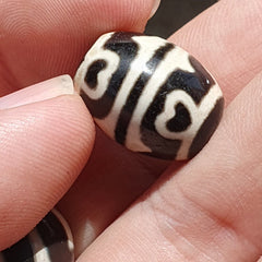 LOT BD 29 HIMALAYAN Indo Tibetan Heart eyes pattern Agate 2 beads