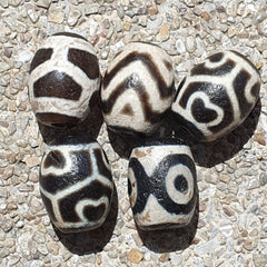 LOT BD 28 HIMALAYAN Indo Tibetan Heart eyes pattern Agate 5 beads