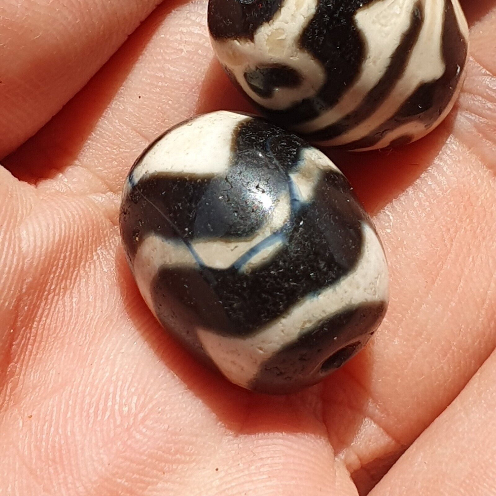 LOT BD 29 HIMALAYAN Indo Tibetan Heart eyes pattern Agate 2 beads