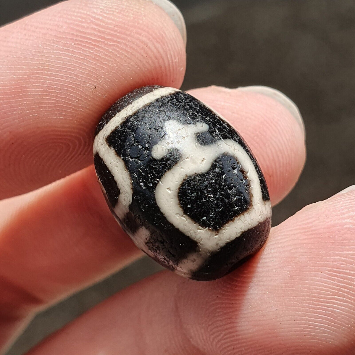 BD 27 HIMALAYAN Indo Tibetan Heart eyes pattern Agate bead