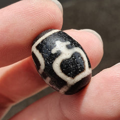 BD 27 HIMALAYAN Indo Tibetan Heart eyes pattern Agate bead