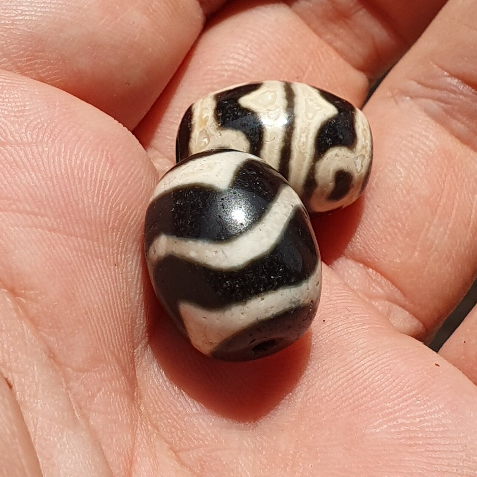 LOT BD 29 HIMALAYAN Indo Tibetan Heart eyes pattern Agate 2 beads